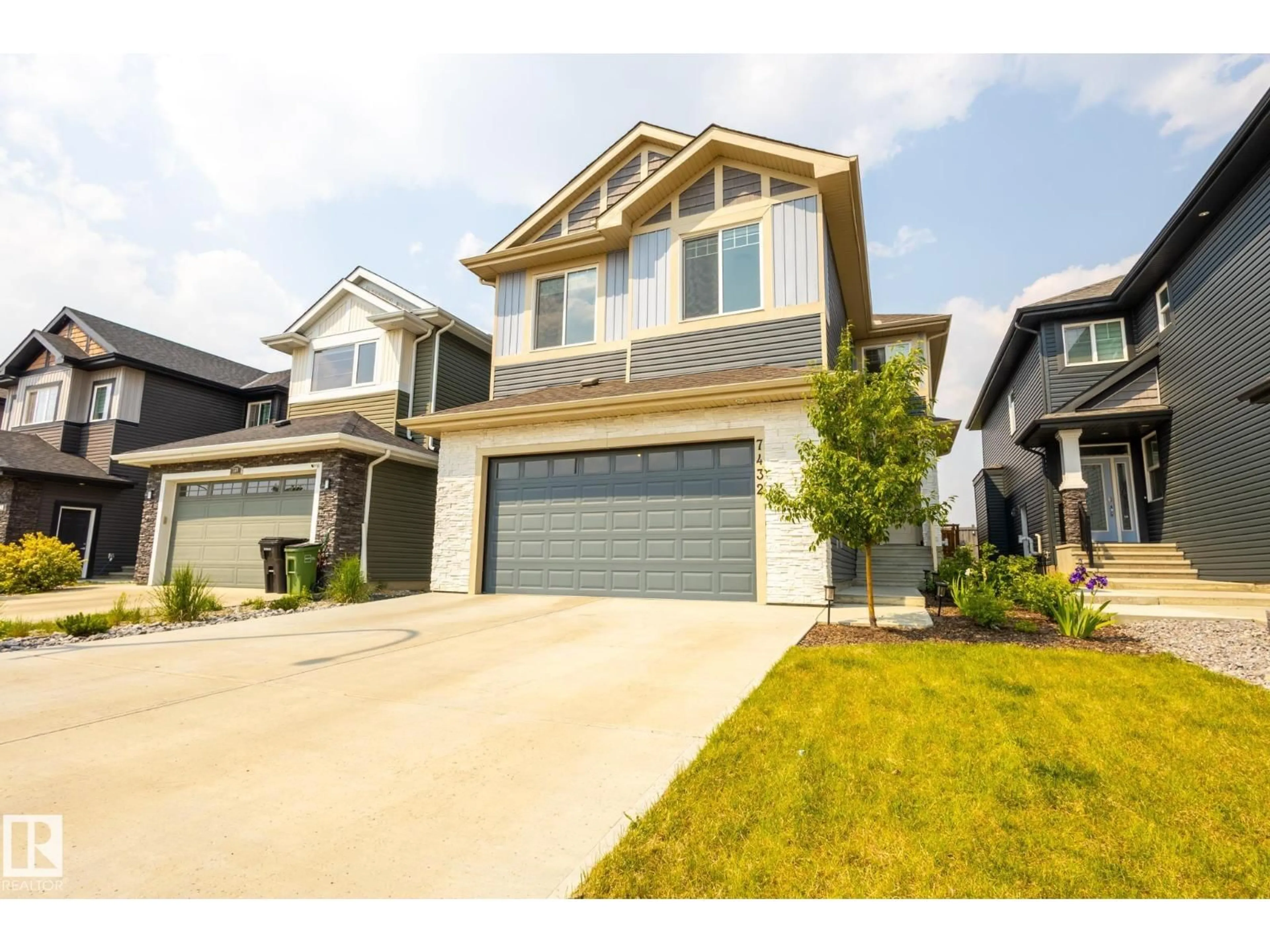 Home with vinyl exterior material, street for 7432 174 AV, Edmonton Alberta T5Z0J7