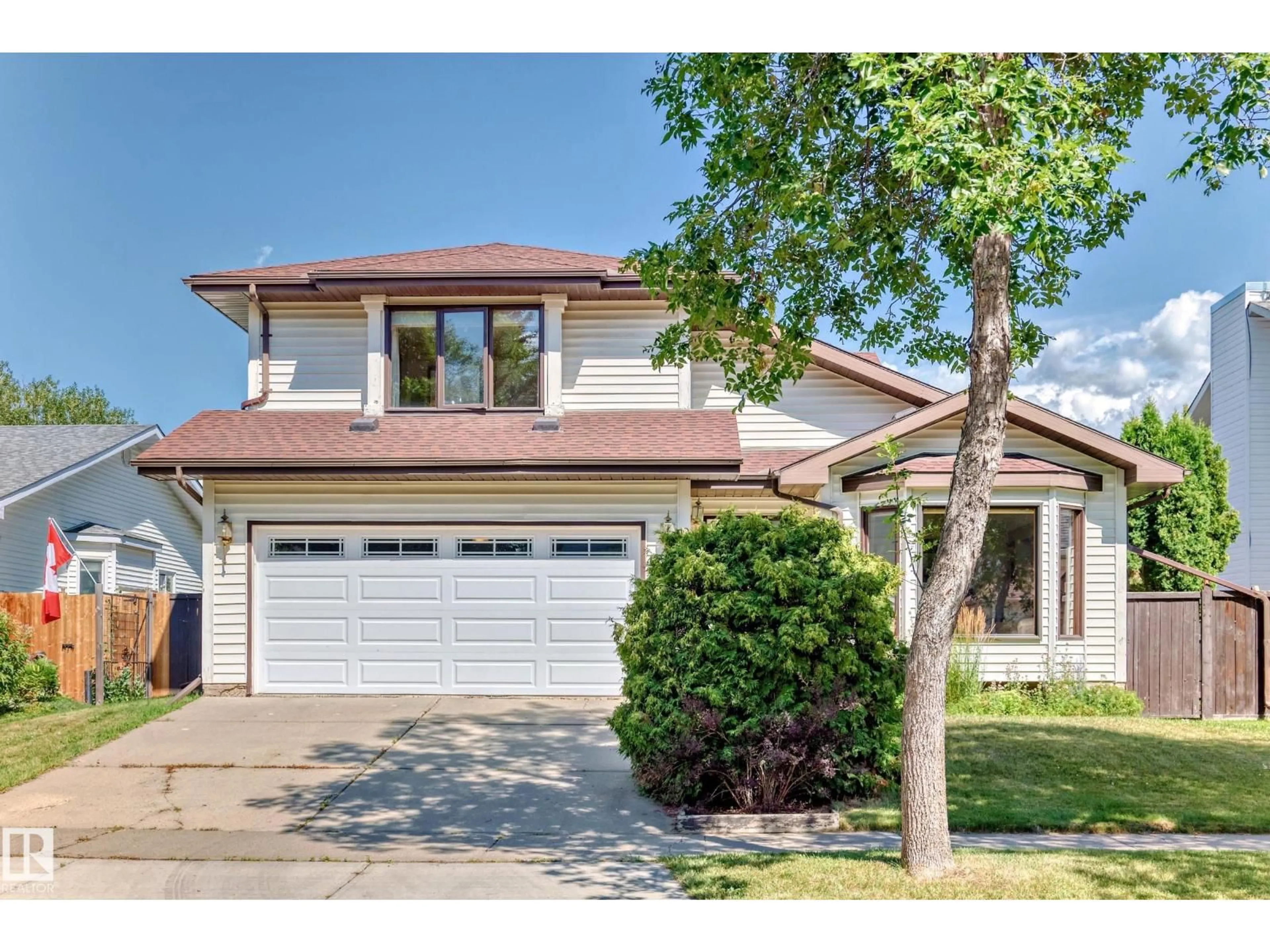 Home with vinyl exterior material, street for 10 DUFFERIN ST, St. Albert Alberta T8N4Y9