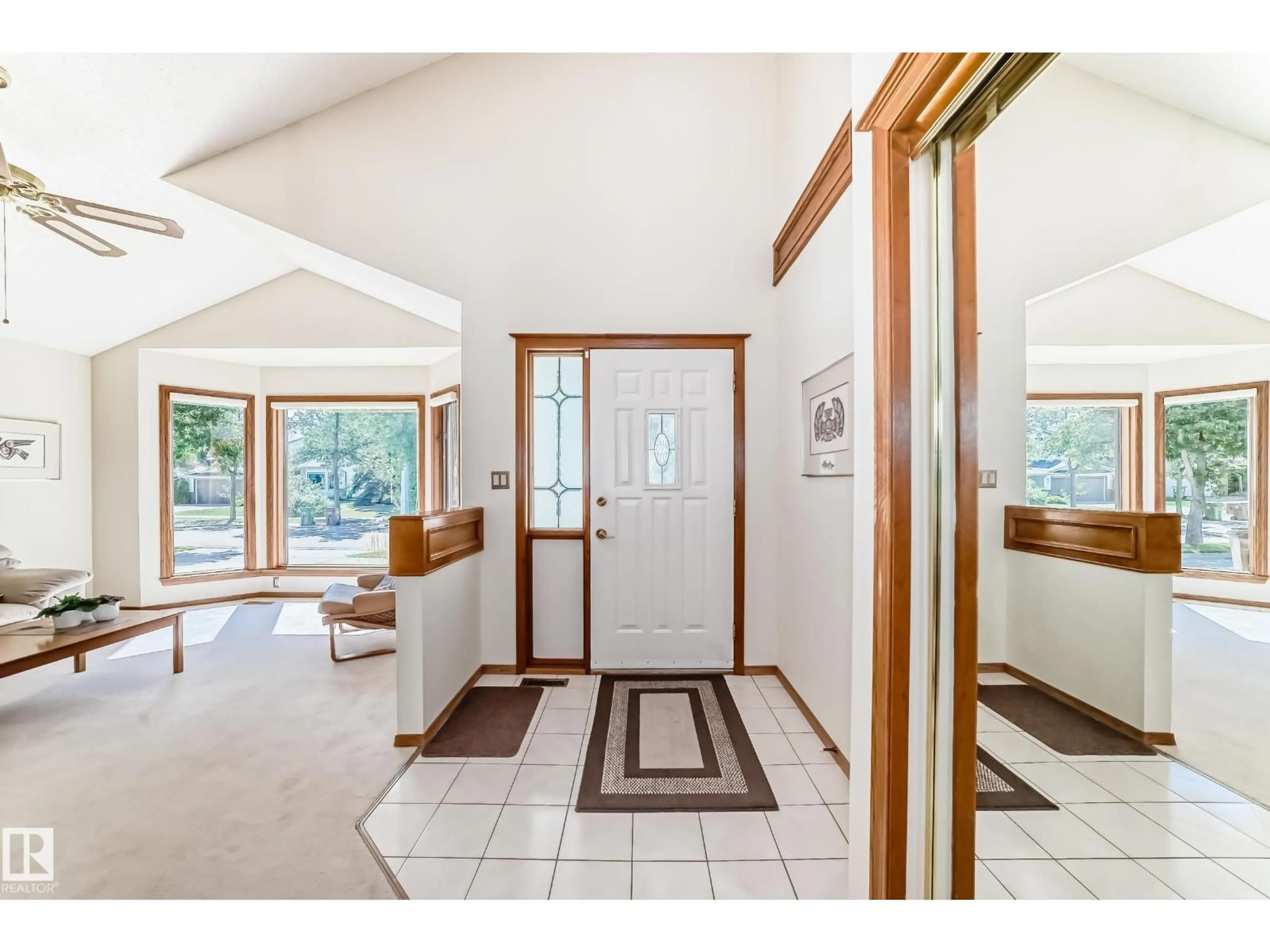 Indoor foyer for 10 DUFFERIN ST, St. Albert Alberta T8N4Y9
