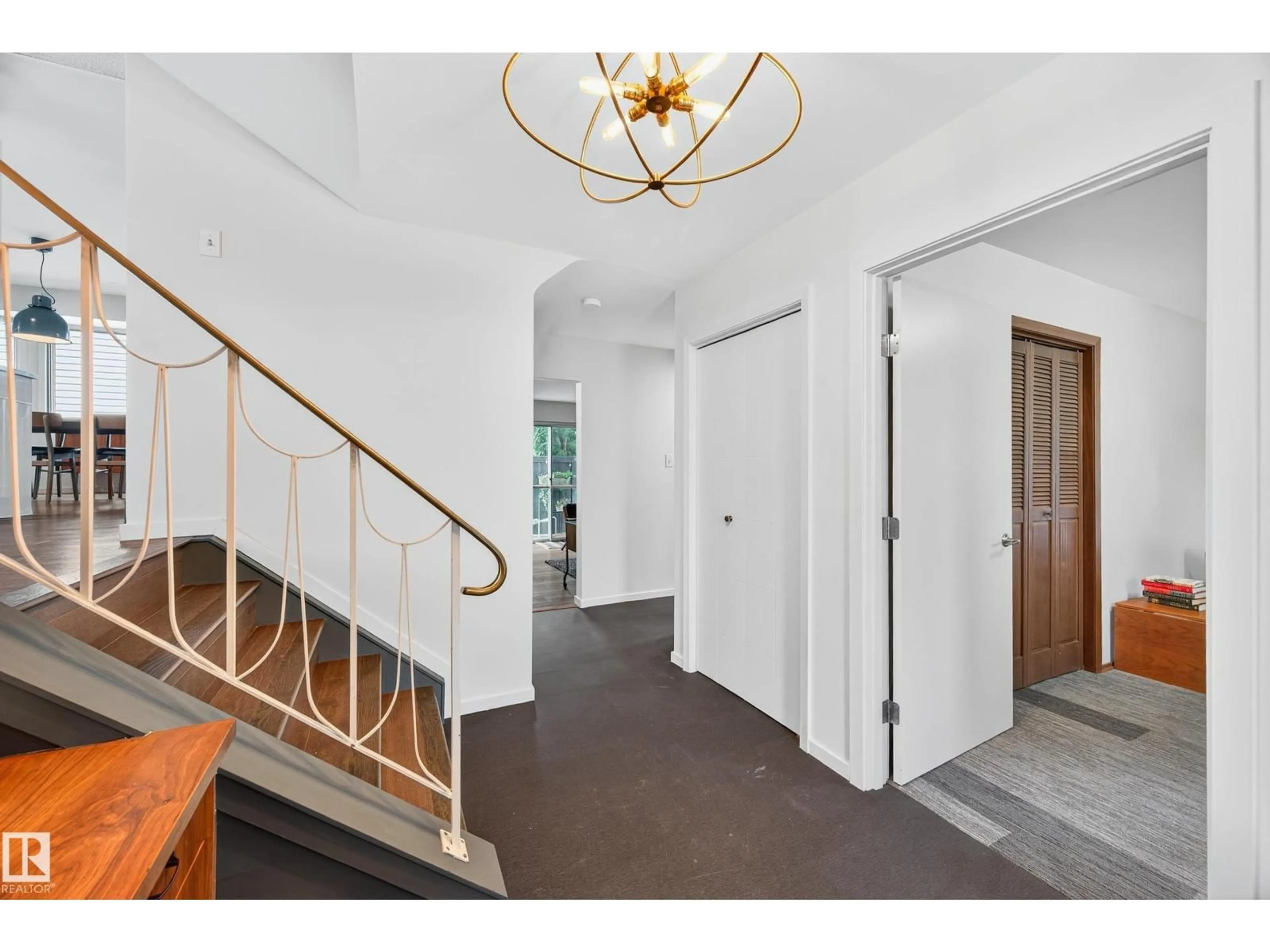 Indoor foyer for 3631 110 ST, Edmonton Alberta T6J1E3