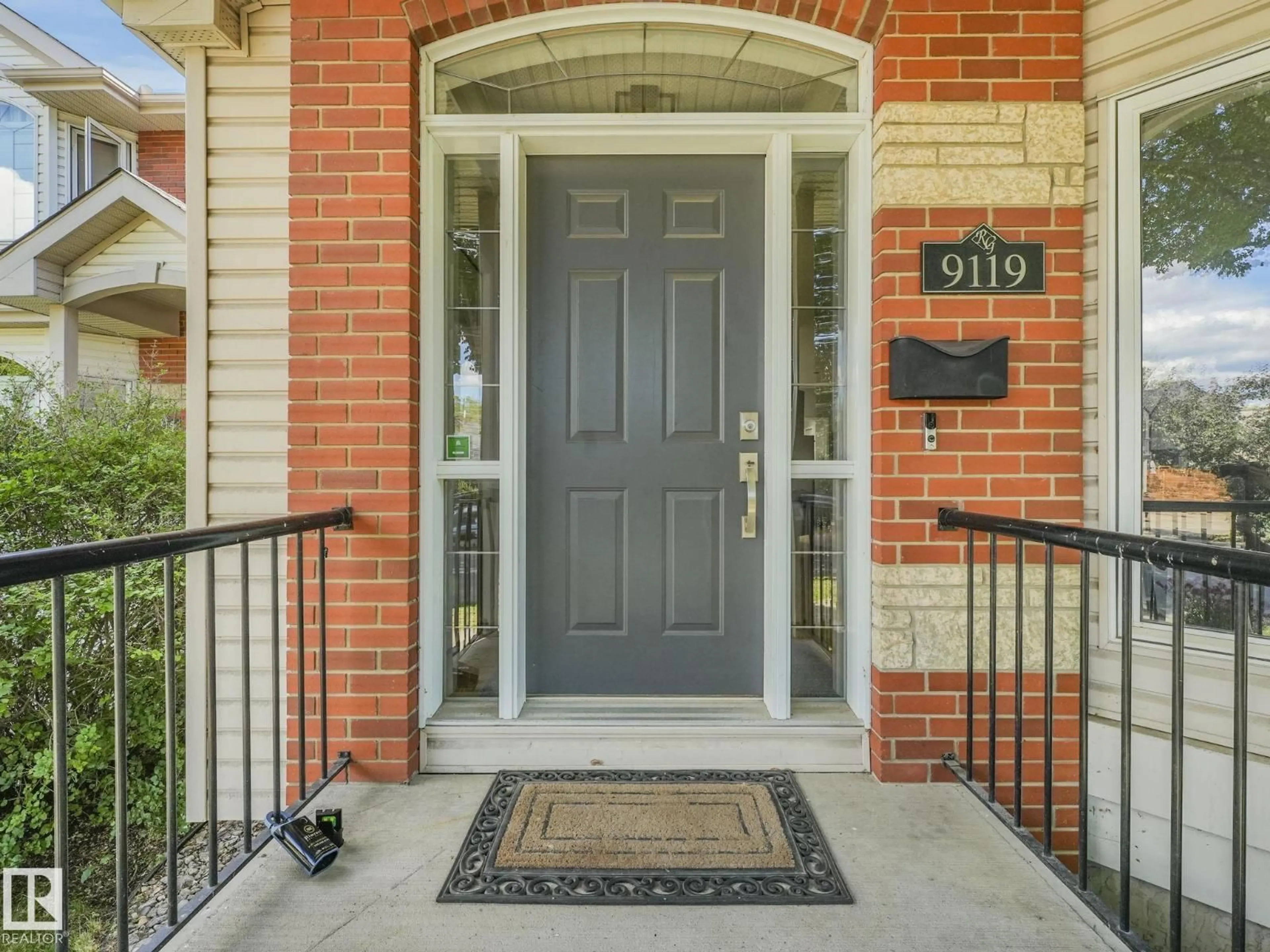 Indoor entryway for 9119 101 AV, Edmonton Alberta T5H4P1