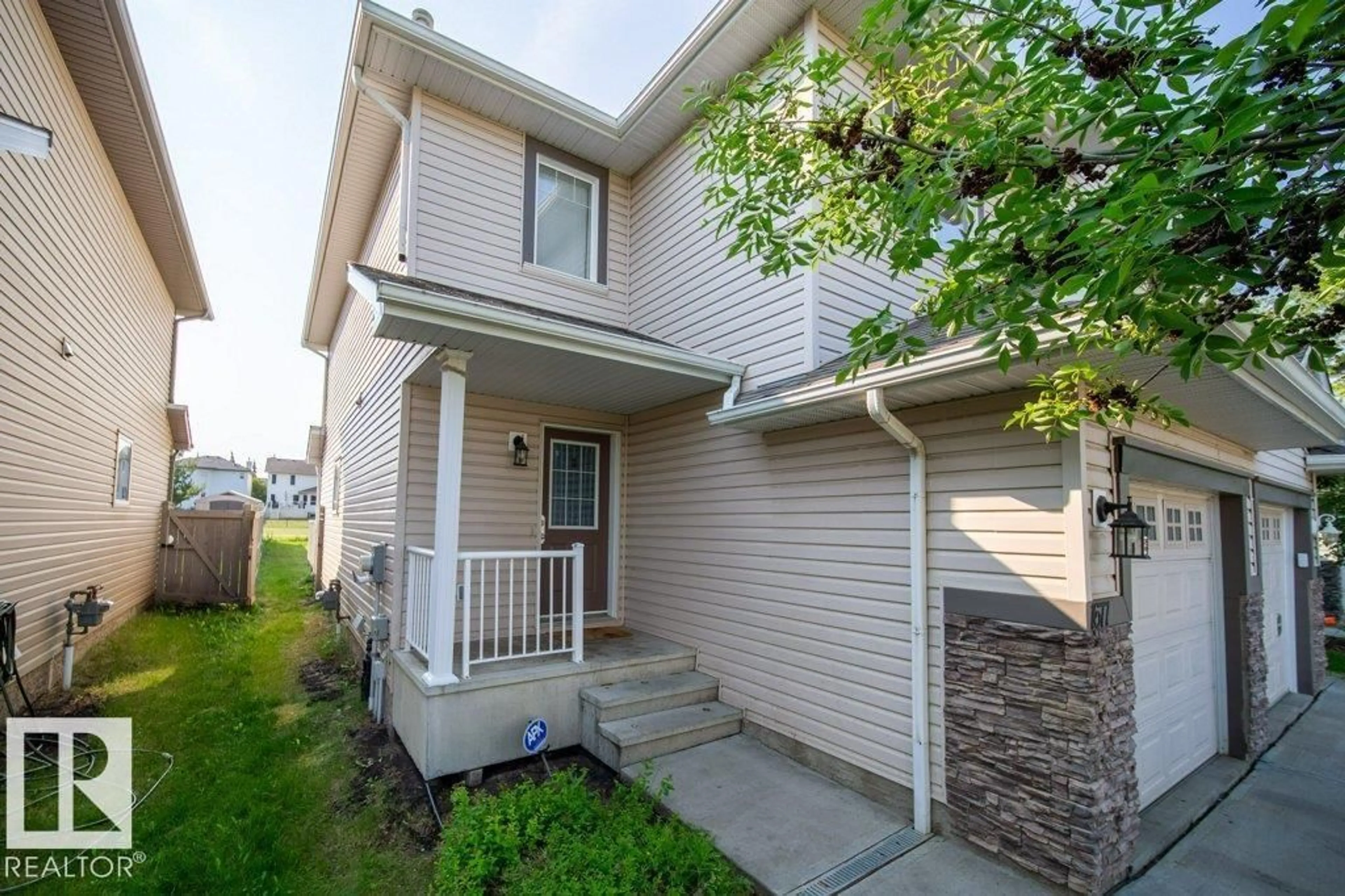 Home with vinyl exterior material, street for 1677 MELROSE PLACE SW, Edmonton Alberta T6X1X6
