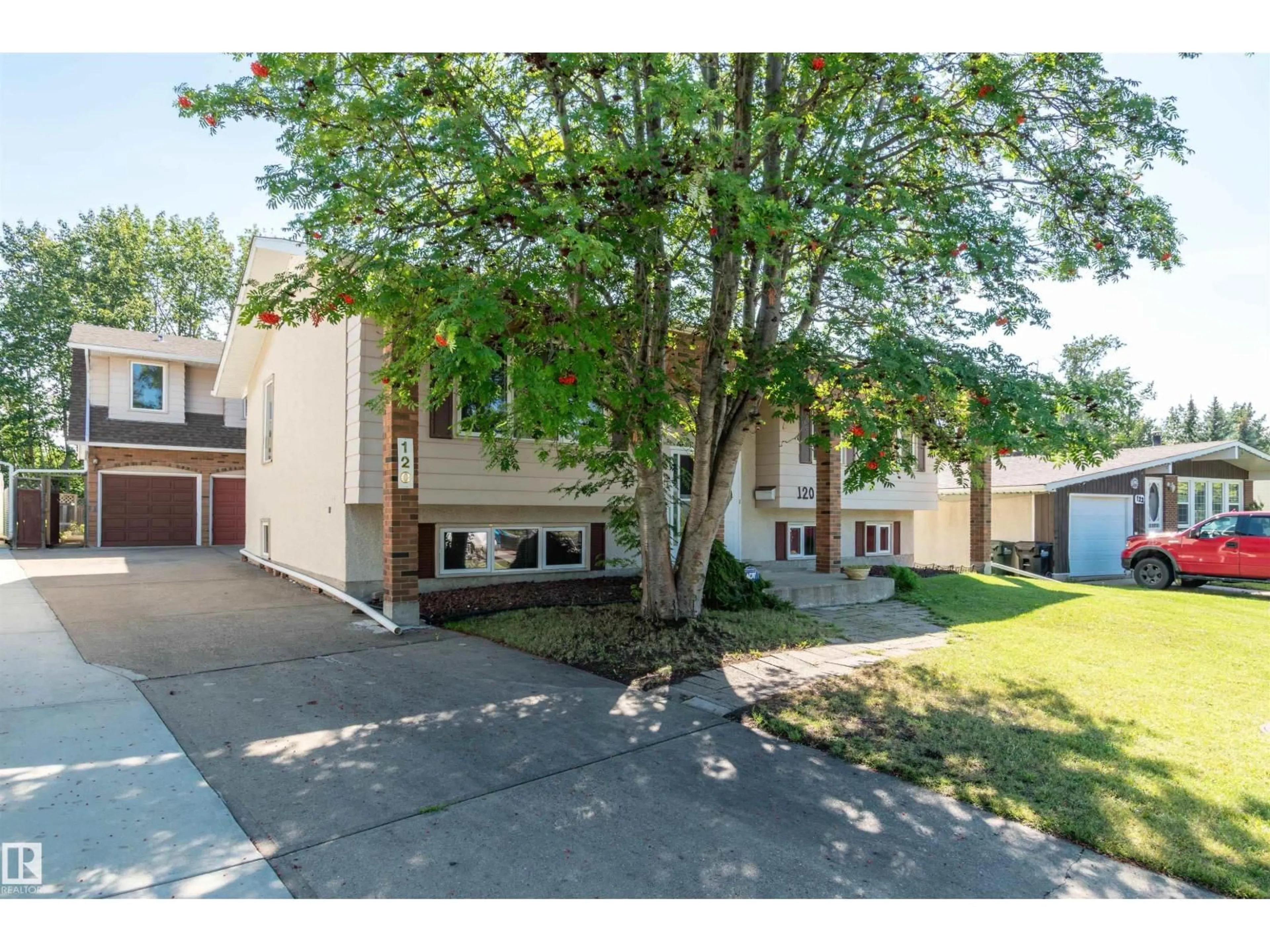 A pic from outside/outdoor area/front of a property/back of a property/a pic from drone, street for 120 GALLOWAY DR, Sherwood Park Alberta T8A2N2