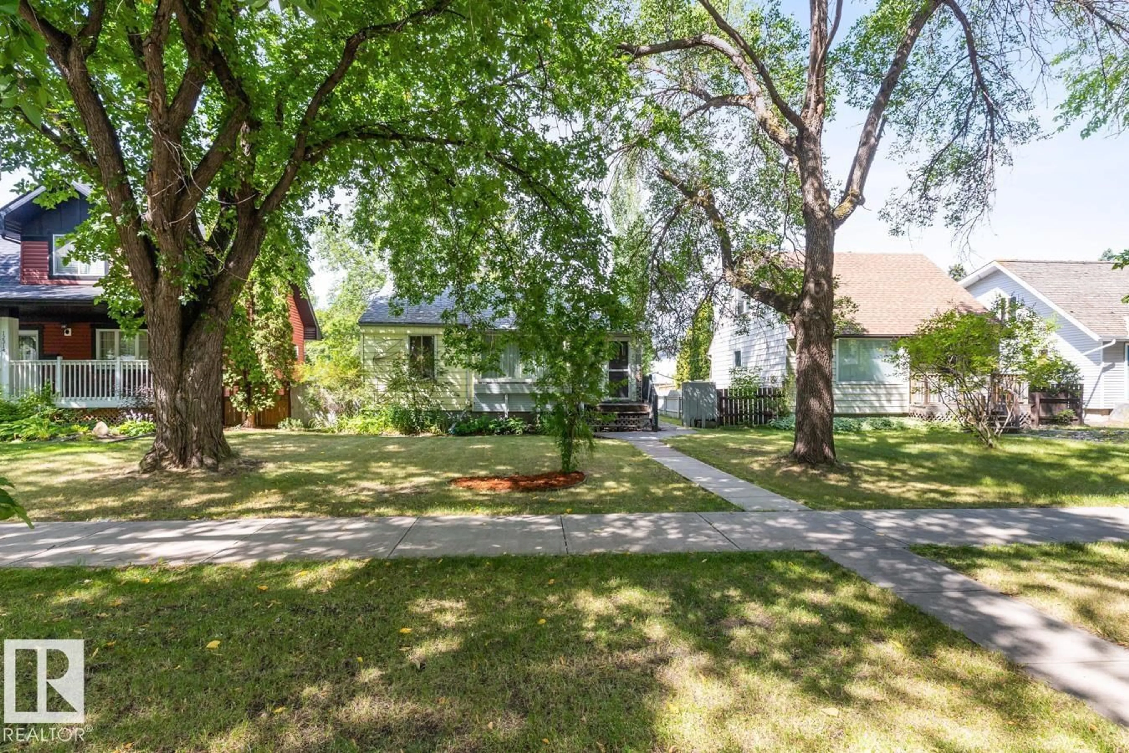 A pic from outside/outdoor area/front of a property/back of a property/a pic from drone, street for NW - 12318 106 ST, Edmonton Alberta T5G2S2