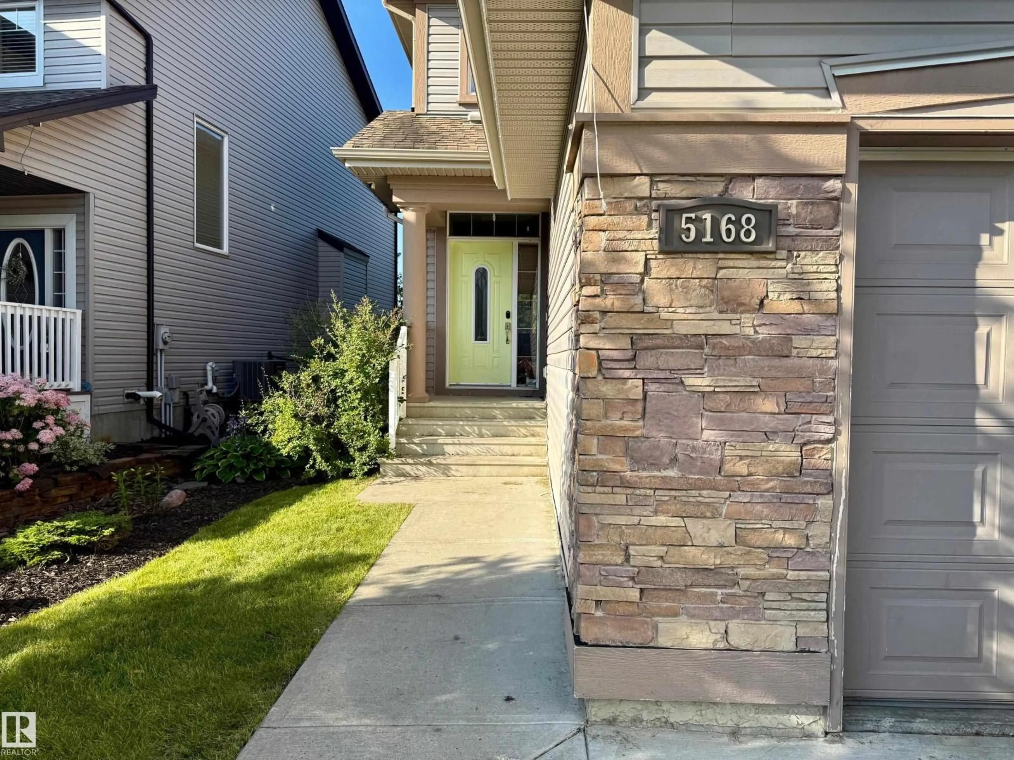 Indoor entryway for 5168 SUNVIEW DR, Sherwood Park Alberta T8H0K3