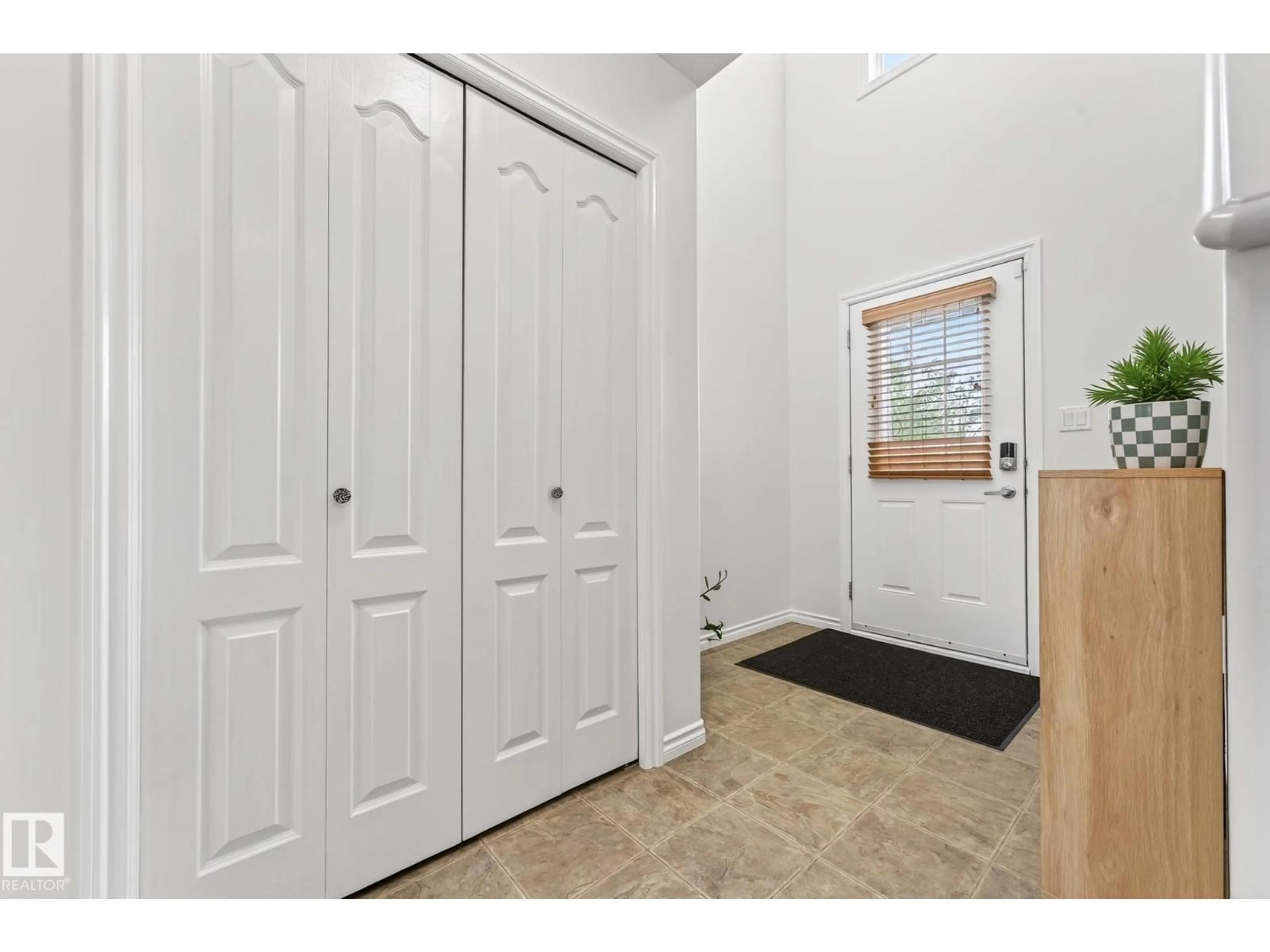 Indoor entryway for 371 ASCOTT CR, Sherwood Park Alberta T8H0A6