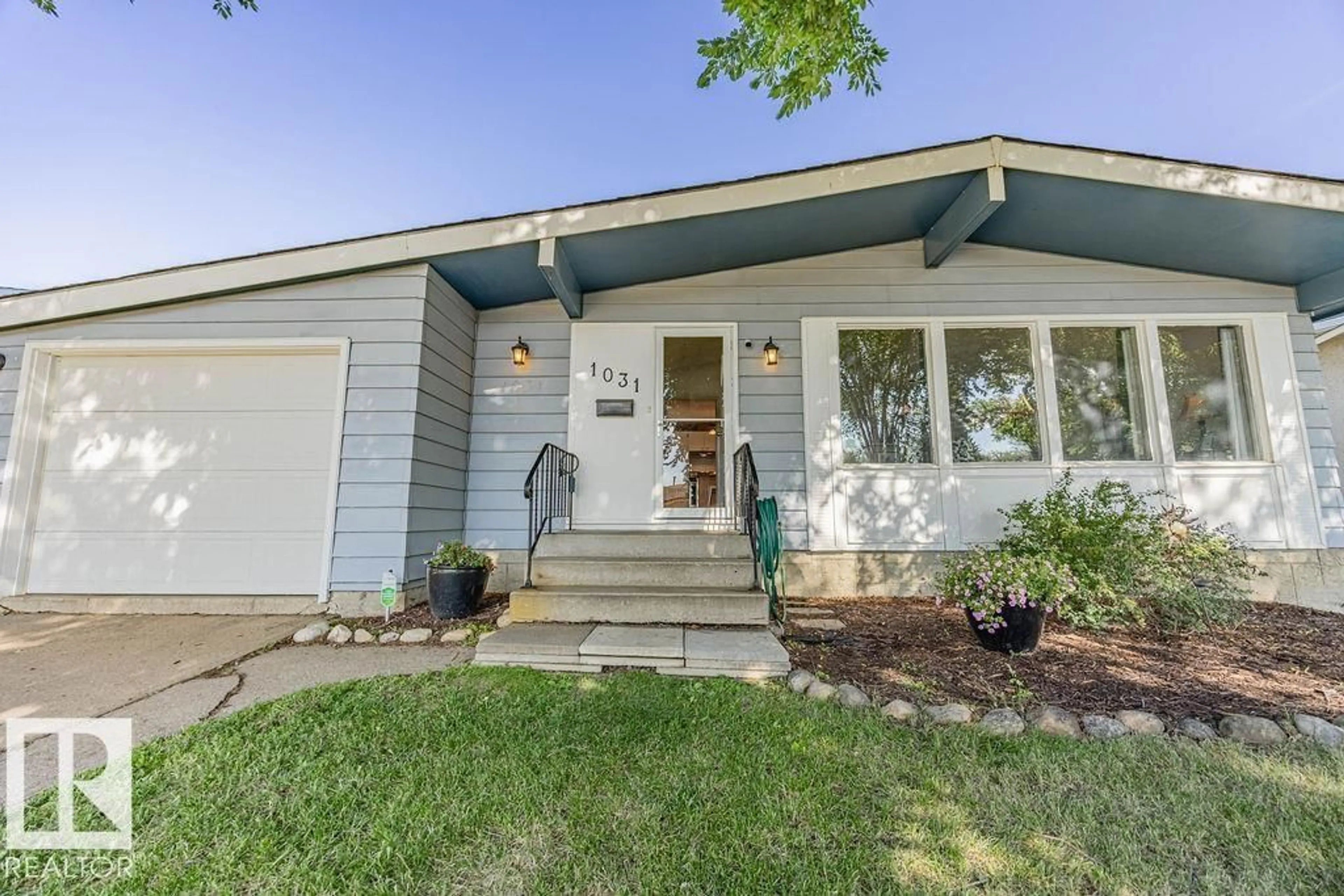 Home with vinyl exterior material, street for 1031 STRATHCONA DR, Sherwood Park Alberta T8A1A5