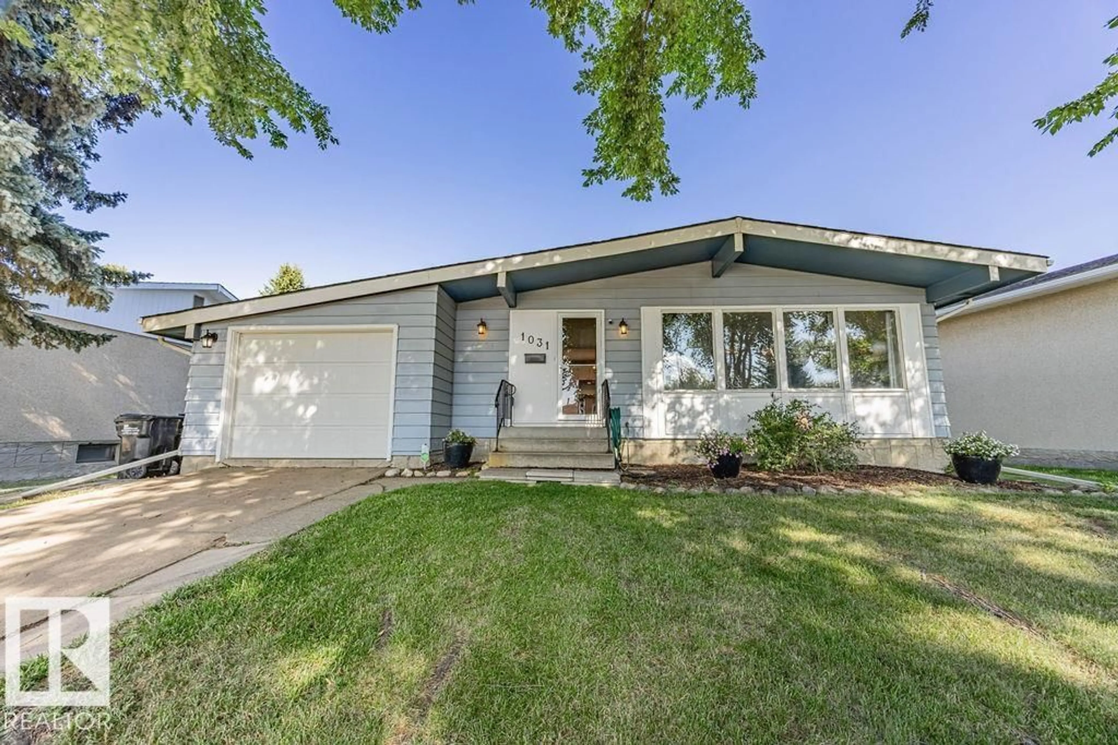 Home with vinyl exterior material, street for 1031 STRATHCONA DR, Sherwood Park Alberta T8A1A5