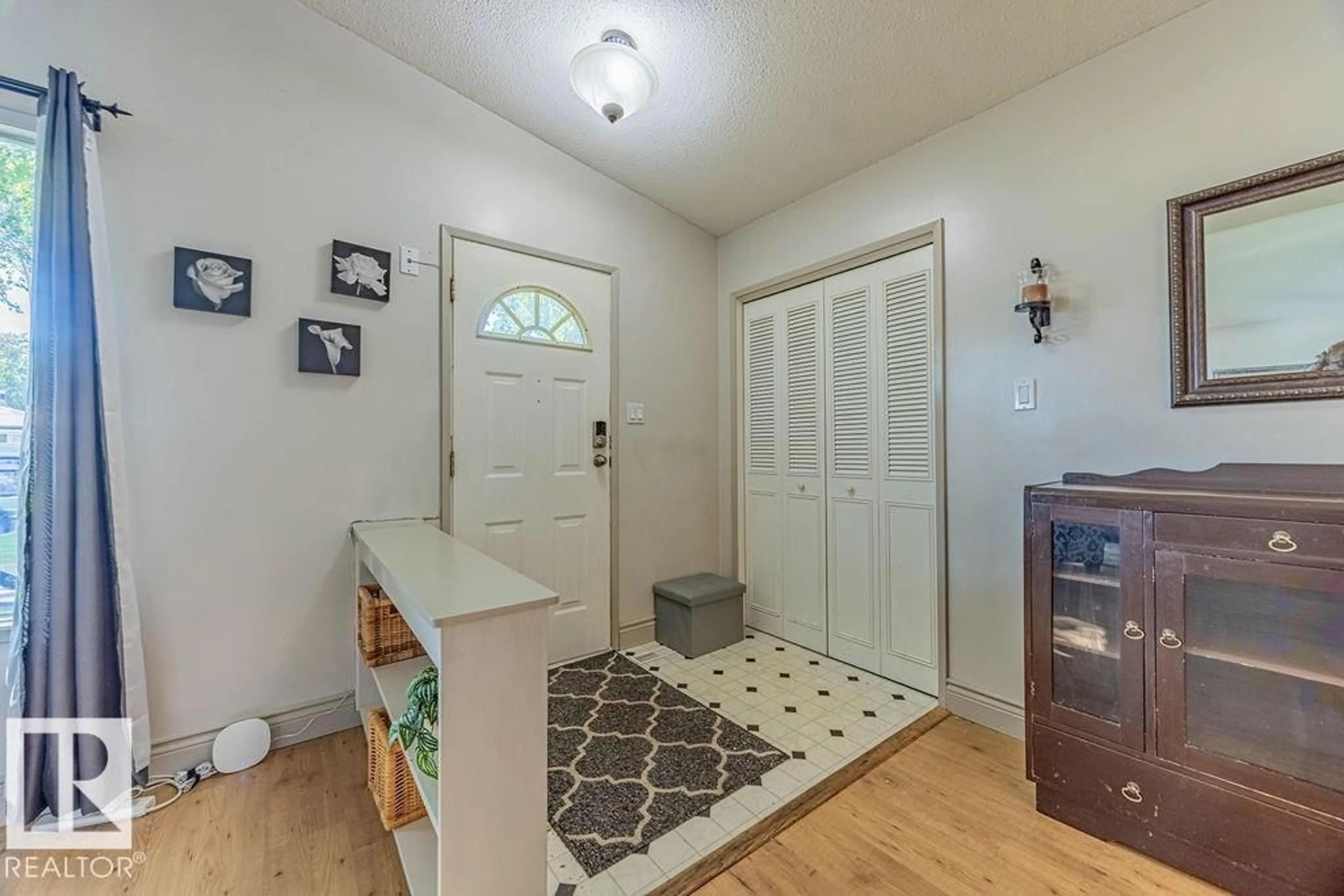 Indoor entryway for 1031 STRATHCONA DR, Sherwood Park Alberta T8A1A5