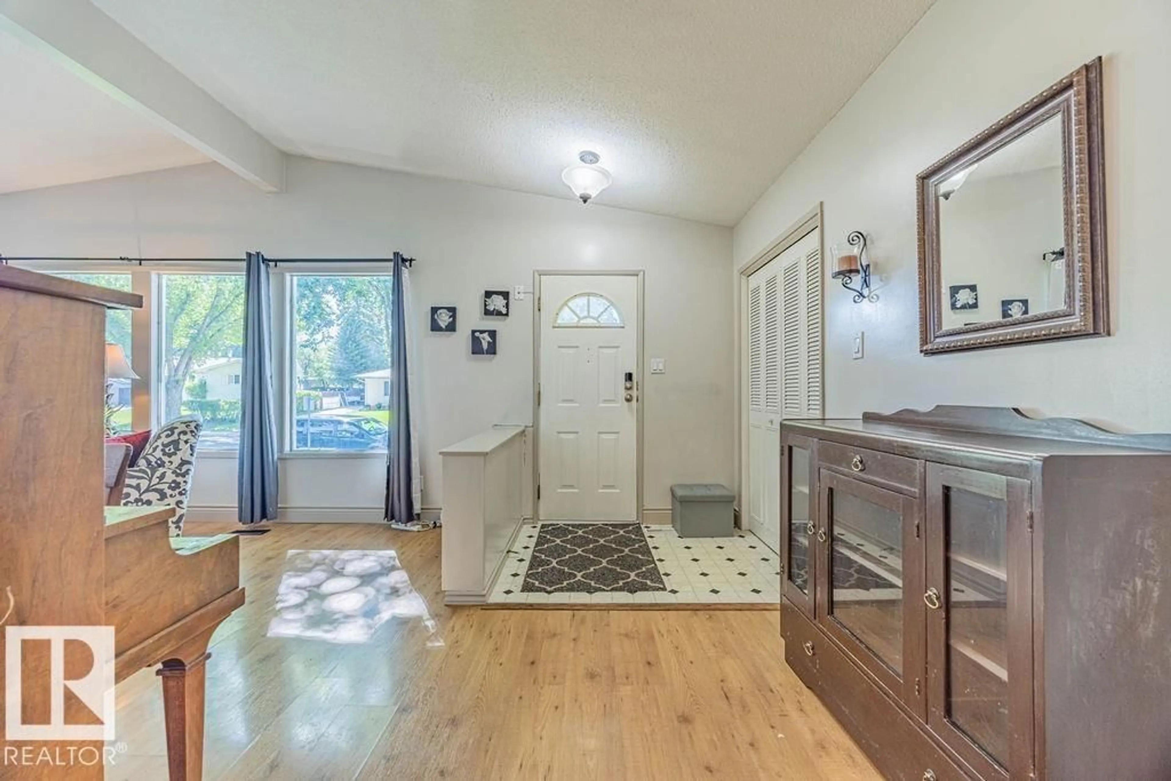 Indoor entryway for 1031 STRATHCONA DR, Sherwood Park Alberta T8A1A5