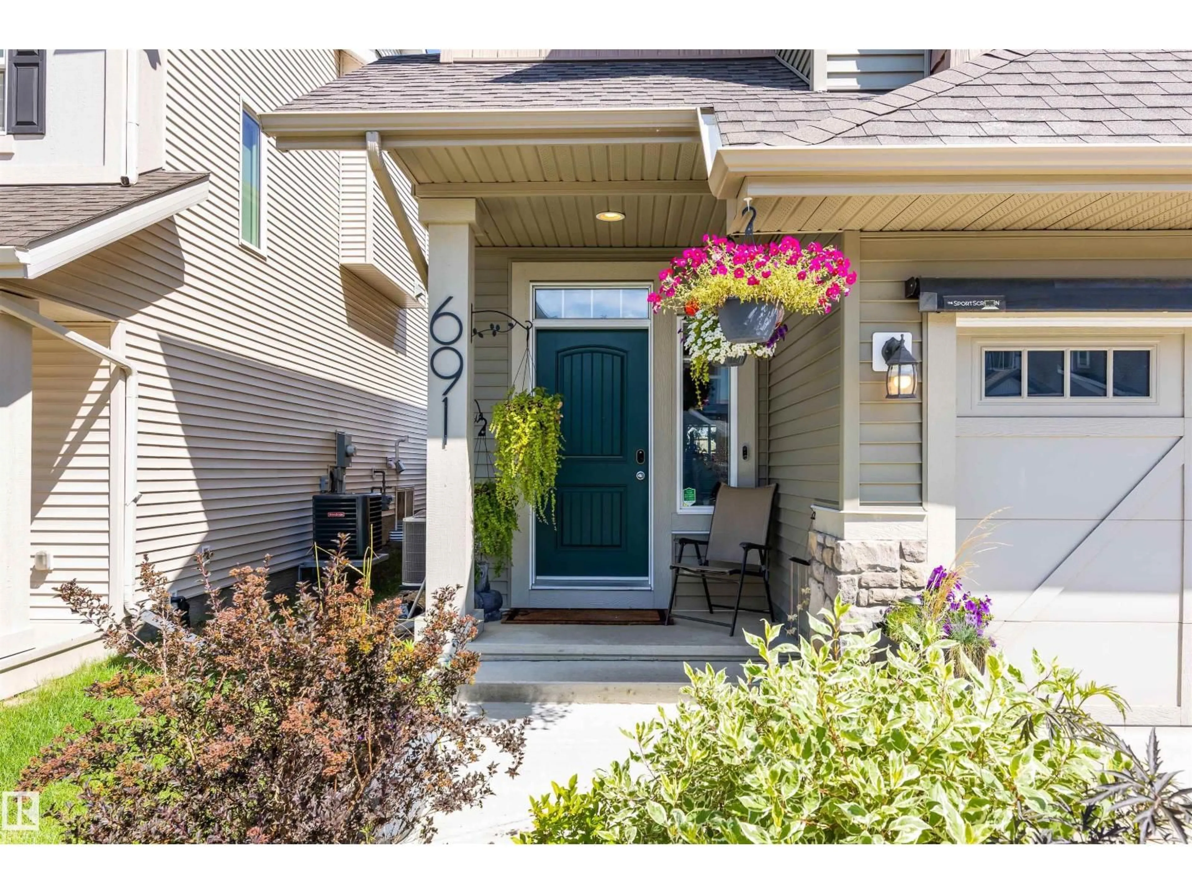 Indoor entryway for 691 EAGLESON CRESCENT, Edmonton Alberta T6M0V7