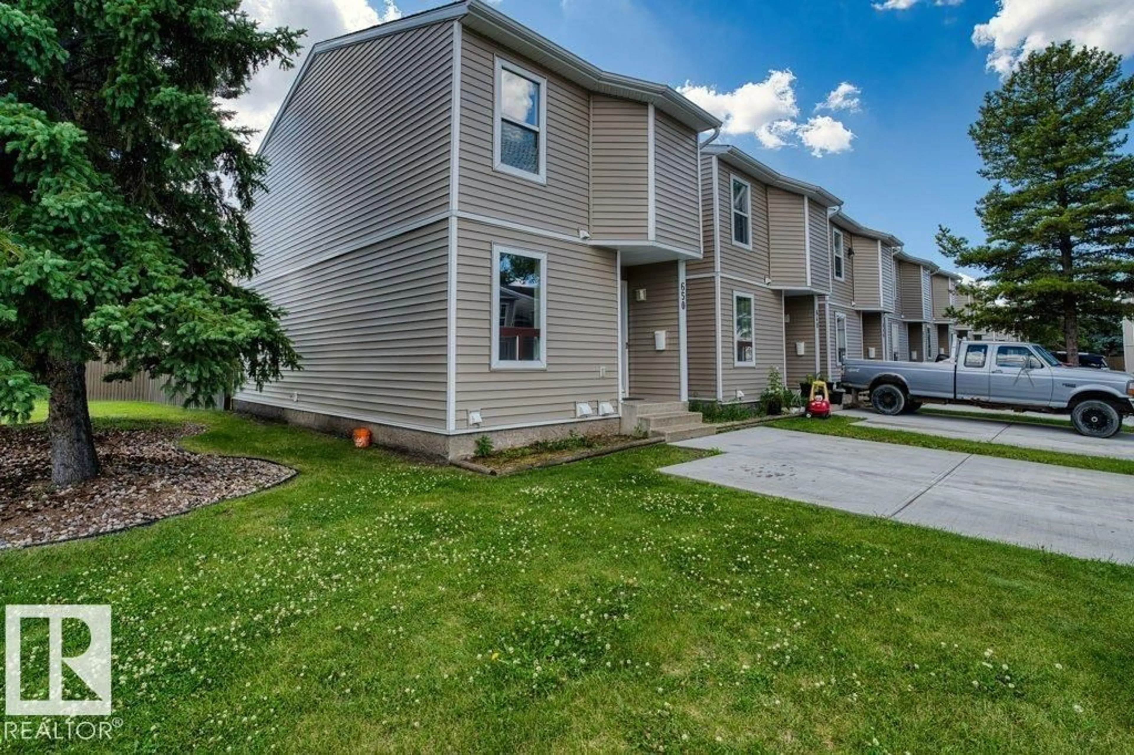 A pic from outside/outdoor area/front of a property/back of a property/a pic from drone, street for 650 SADDLEBACK RD, Edmonton Alberta T6J4Z3