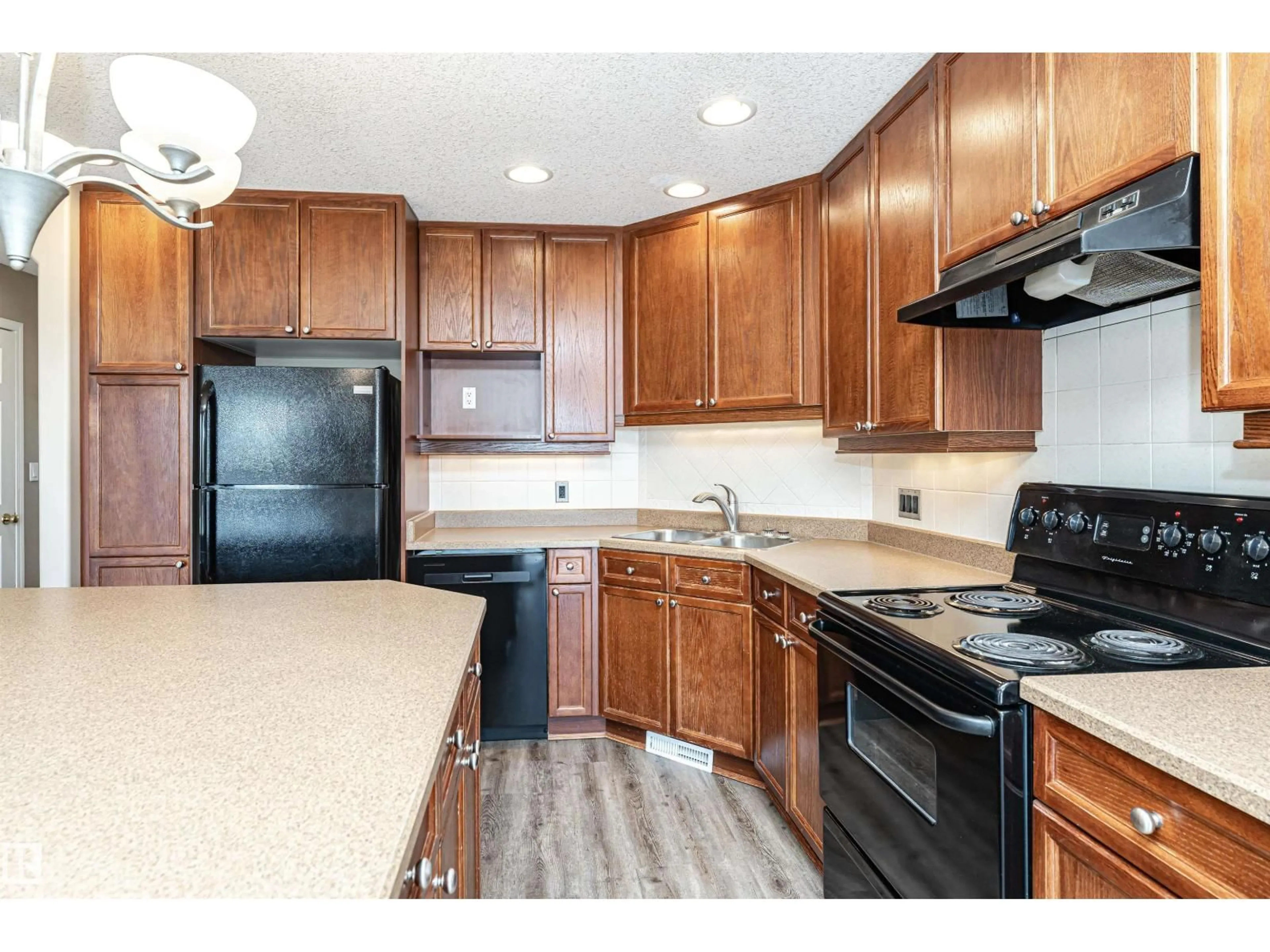 Standard kitchen, unknown for 9906 102 AV, Morinville Alberta T8R1V9