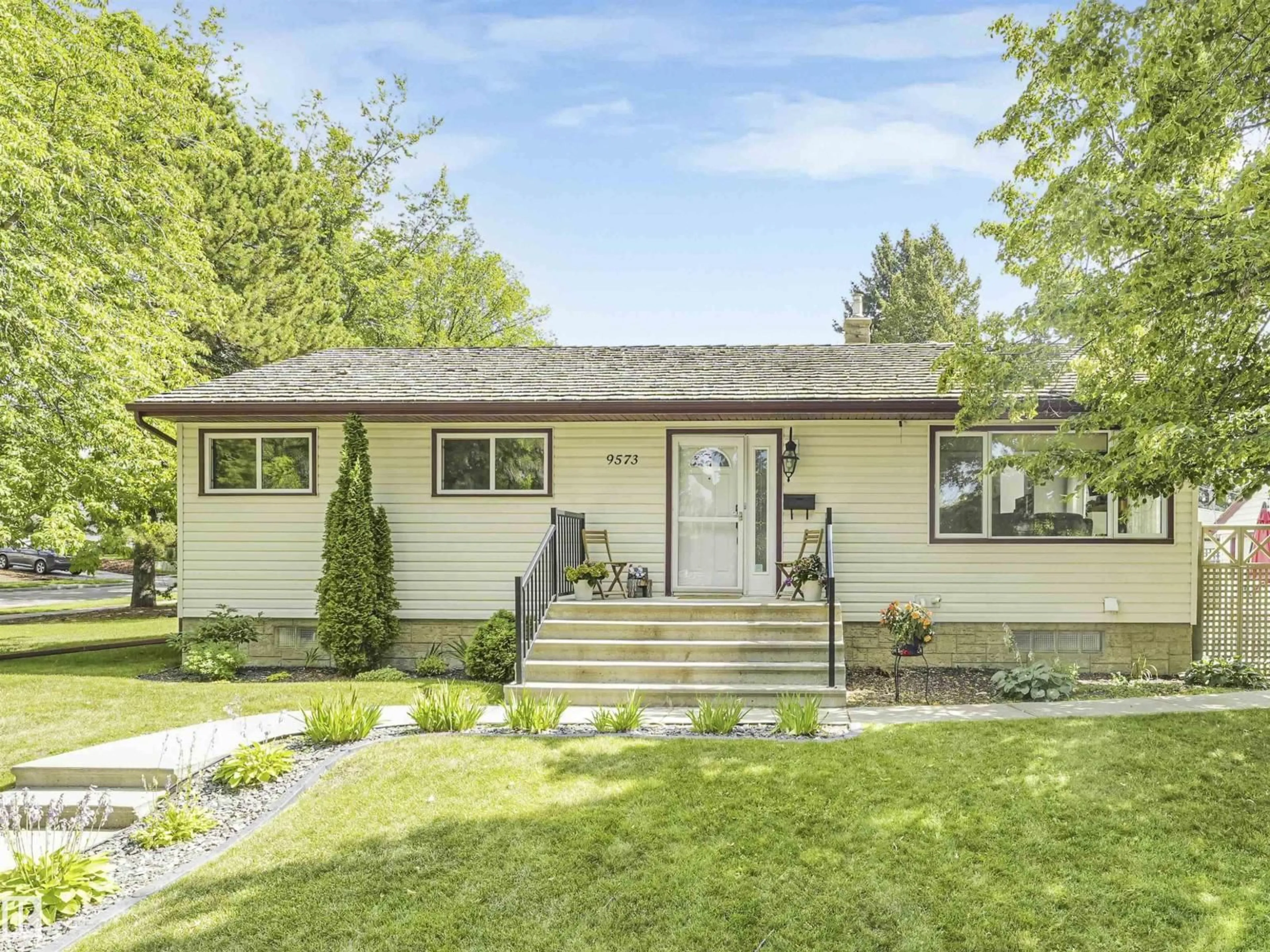 Home with vinyl exterior material, street for 9573 83 ST, Edmonton Alberta T6C2Z9