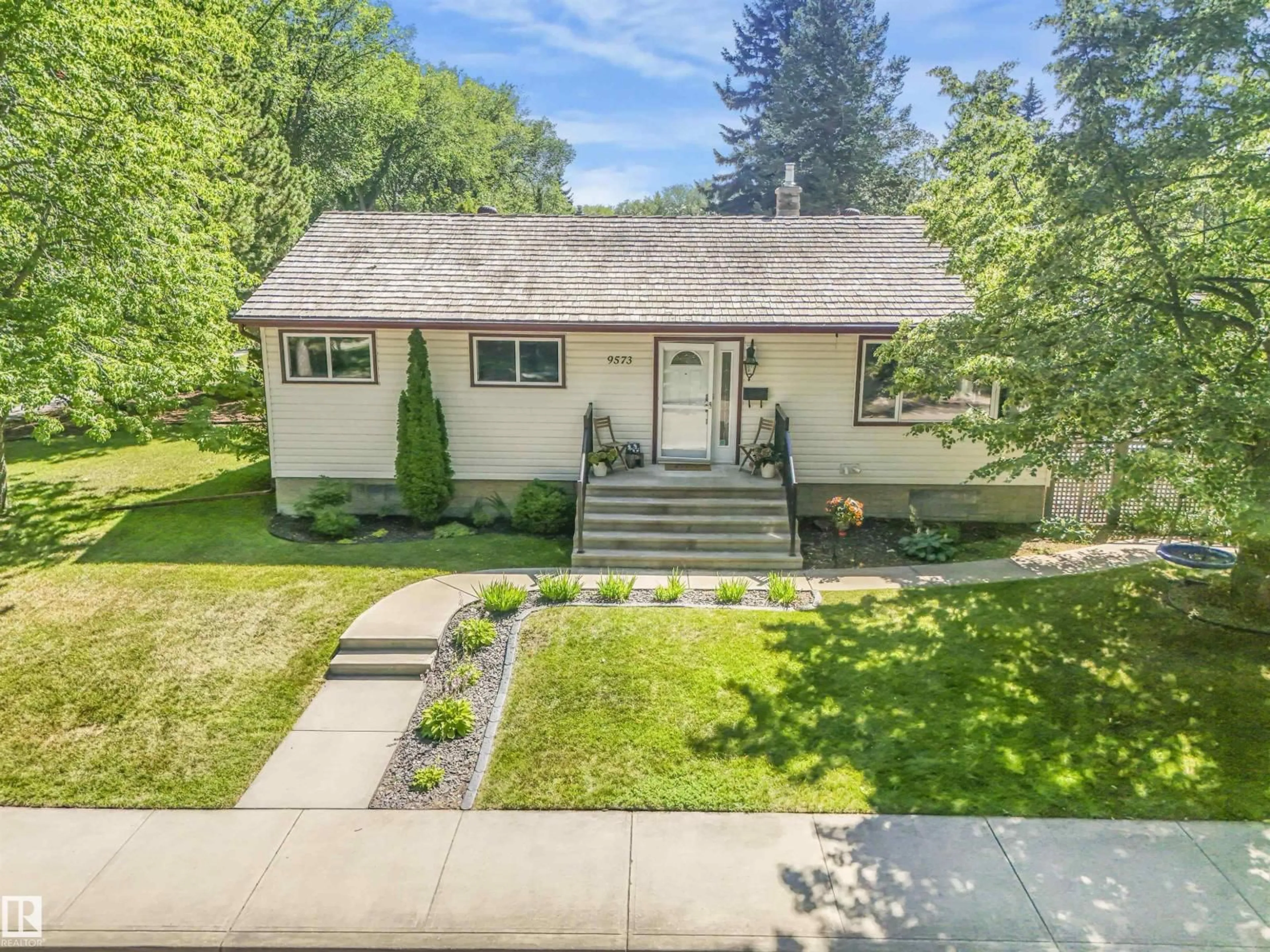 A pic from outside/outdoor area/front of a property/back of a property/a pic from drone, street for 9573 83 ST, Edmonton Alberta T6C2Z9