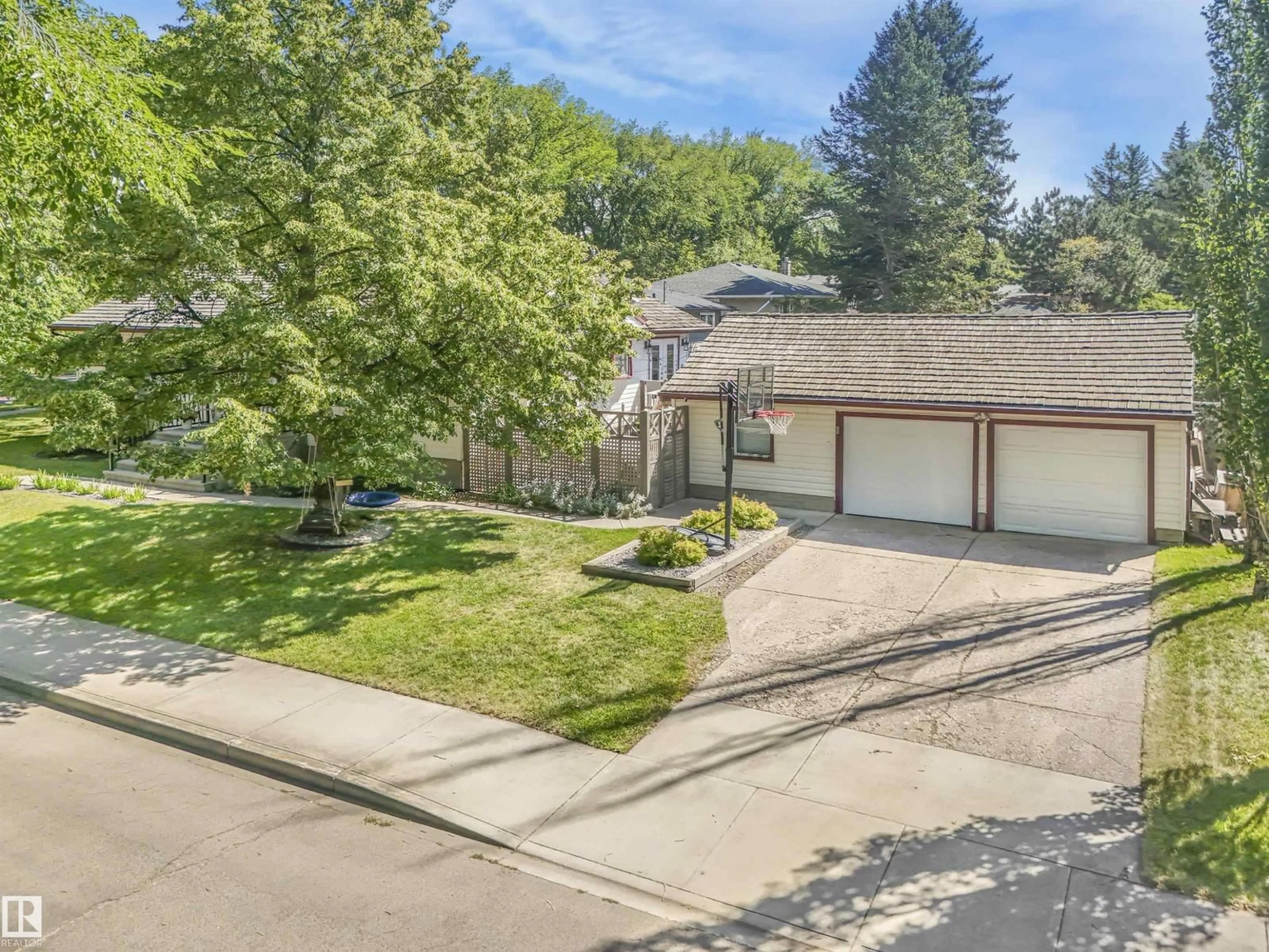 A pic from outside/outdoor area/front of a property/back of a property/a pic from drone, street for 9573 83 ST, Edmonton Alberta T6C2Z9