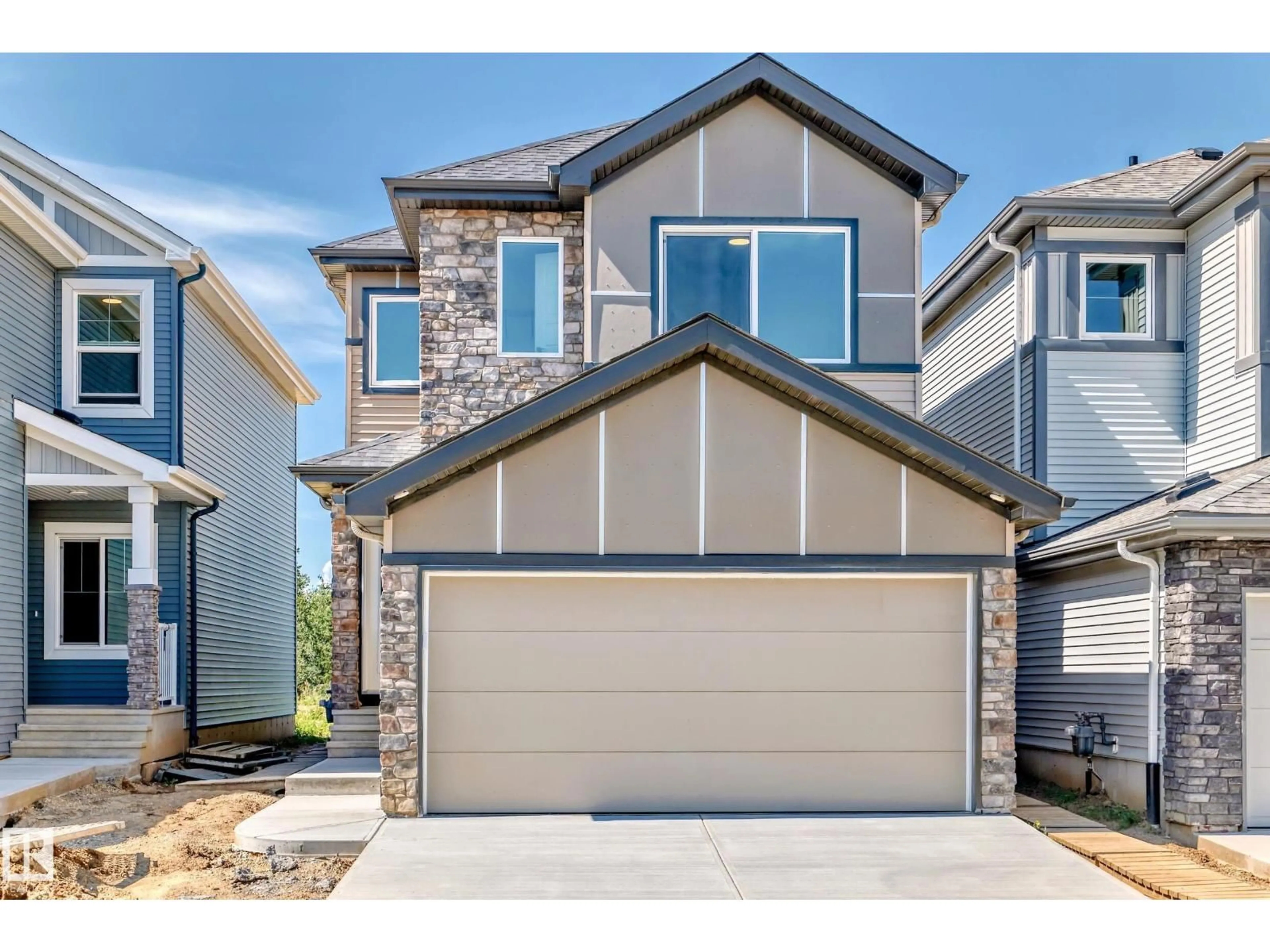 Home with vinyl exterior material, street for 633 KINGLET BV, Edmonton Alberta T5S0S8