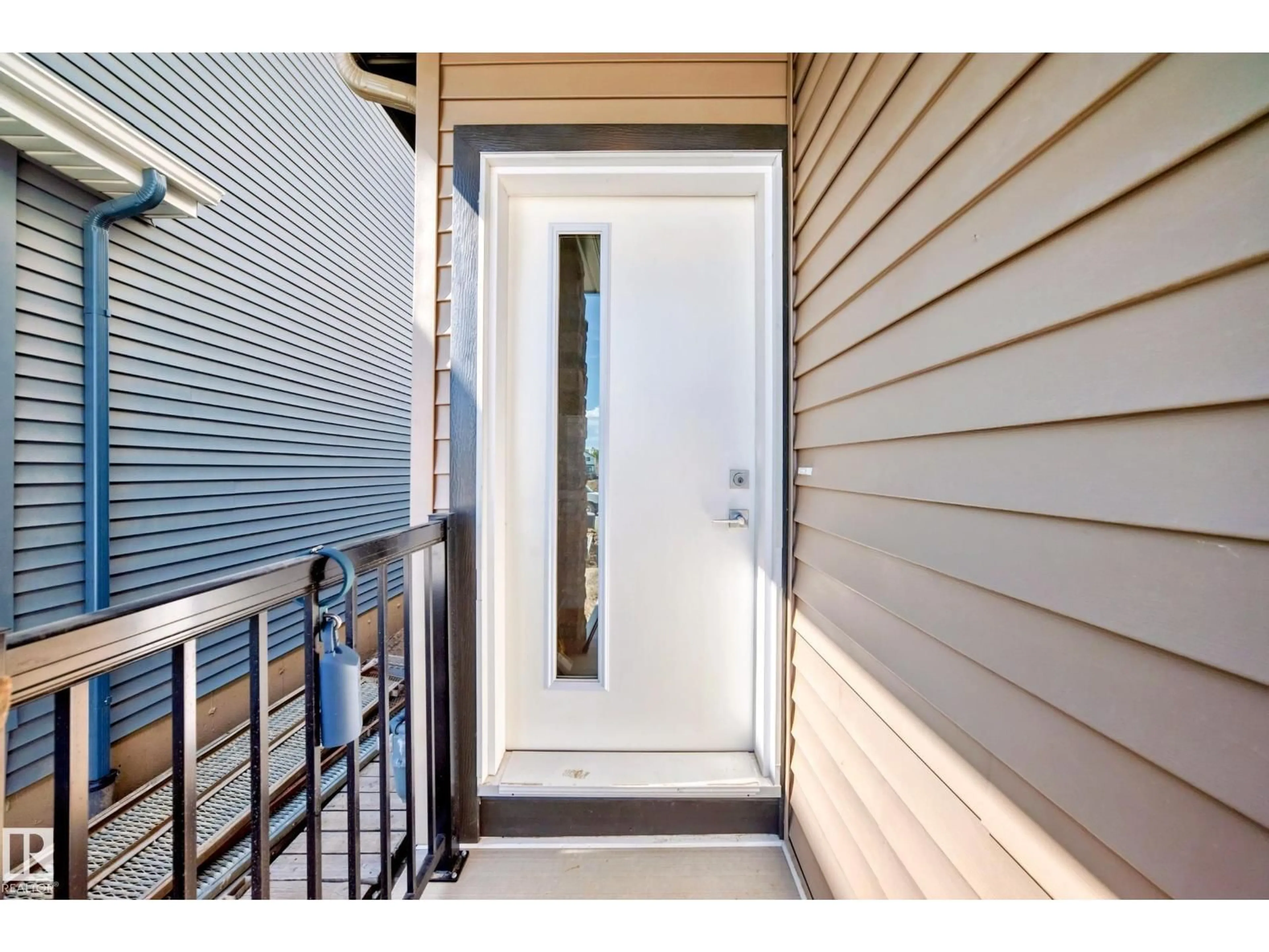 Indoor entryway for 633 KINGLET BV, Edmonton Alberta T5S0S8