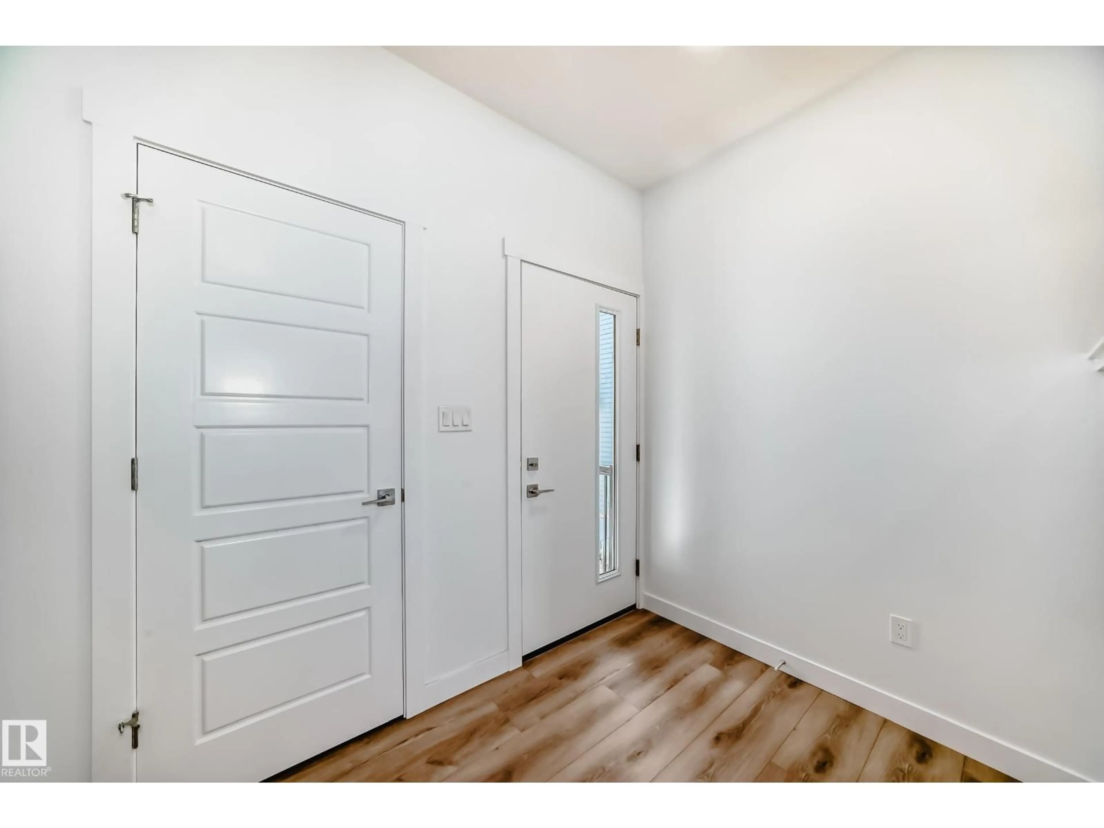 Indoor entryway for 633 KINGLET BV, Edmonton Alberta T5S0S8