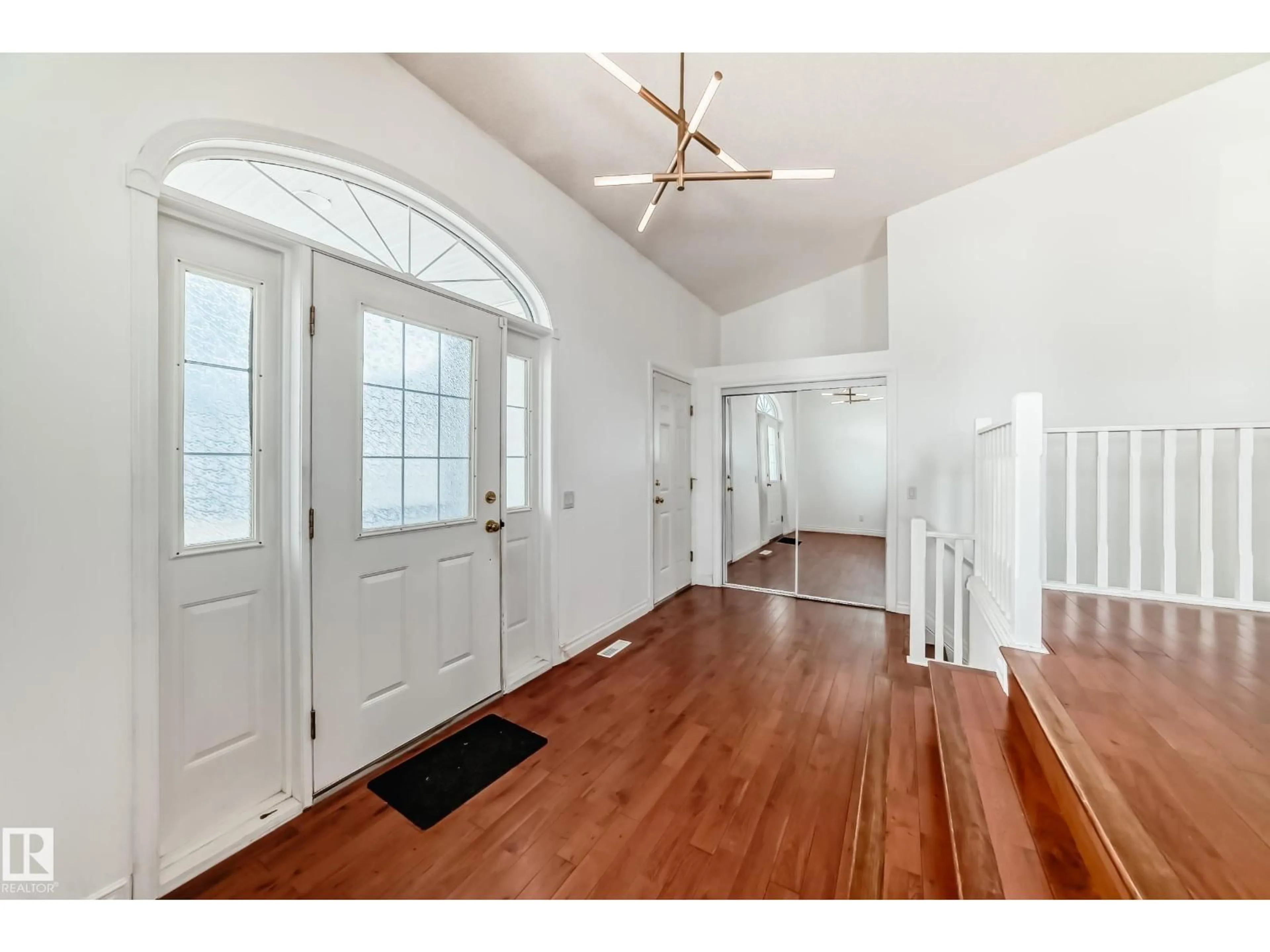 Indoor entryway for 3832 41 ST, Edmonton Alberta T6L6R5