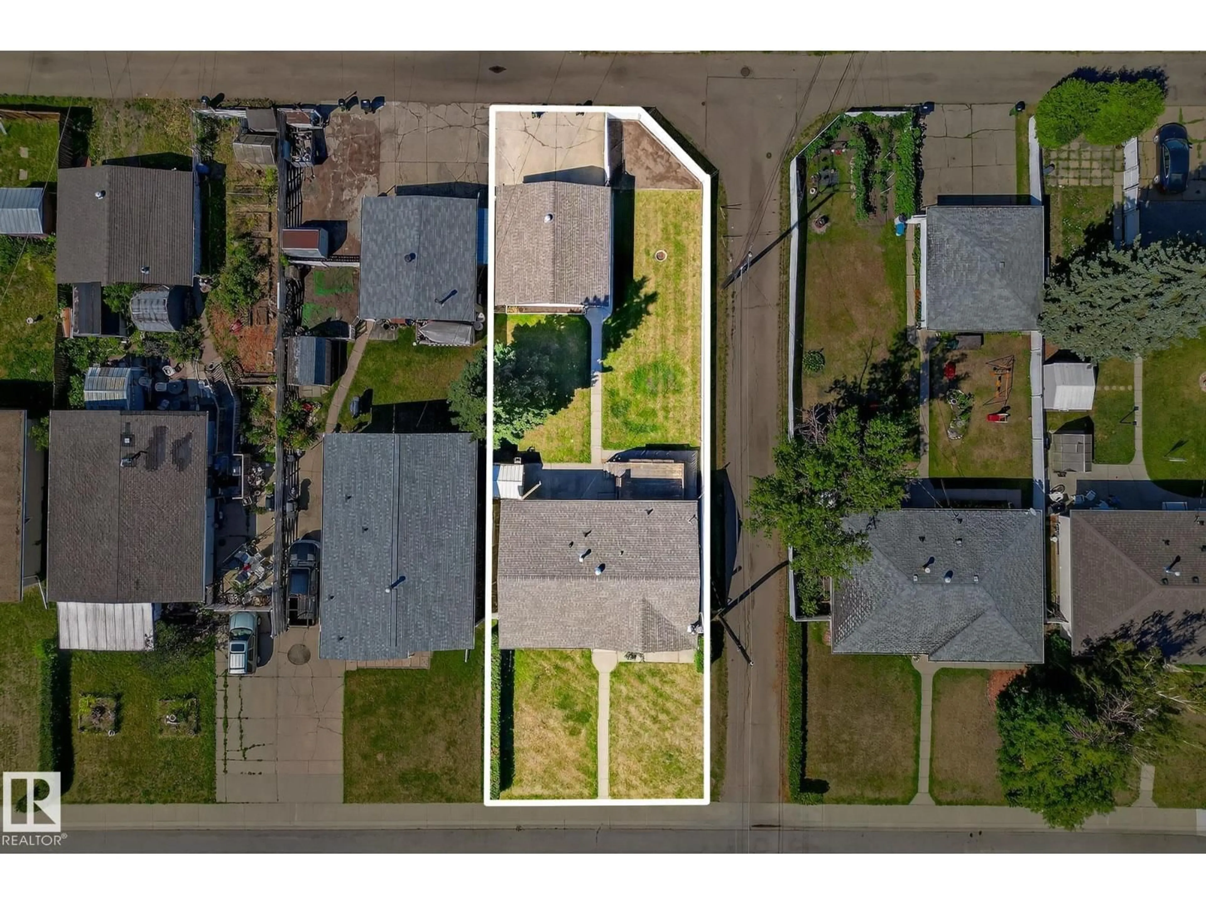 A pic from outside/outdoor area/front of a property/back of a property/a pic from drone, street for NW - 13432 118 ST, Edmonton Alberta T5E5L8