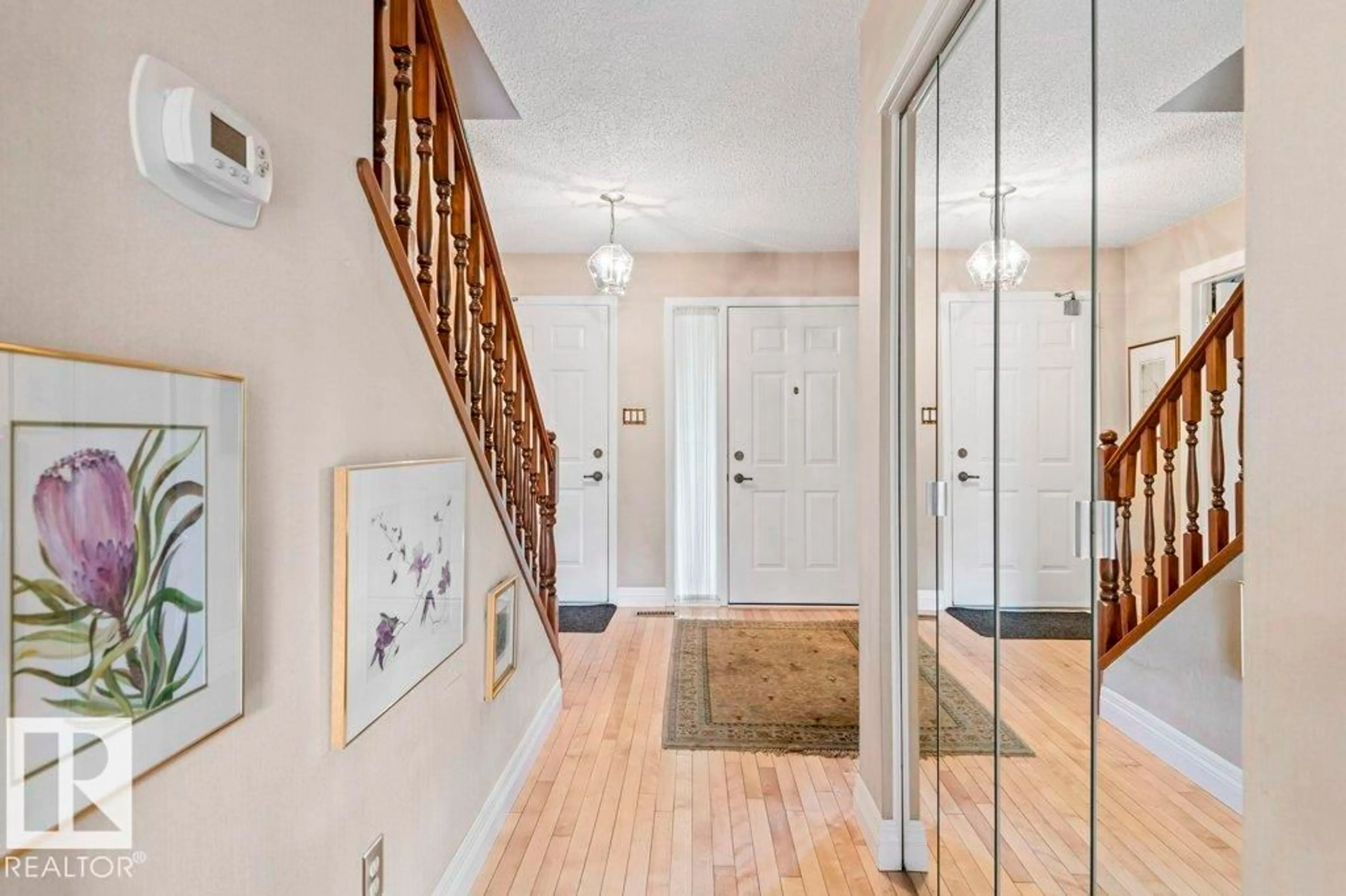 Indoor entryway for 905 RICE RD, Edmonton Alberta T6R1B1