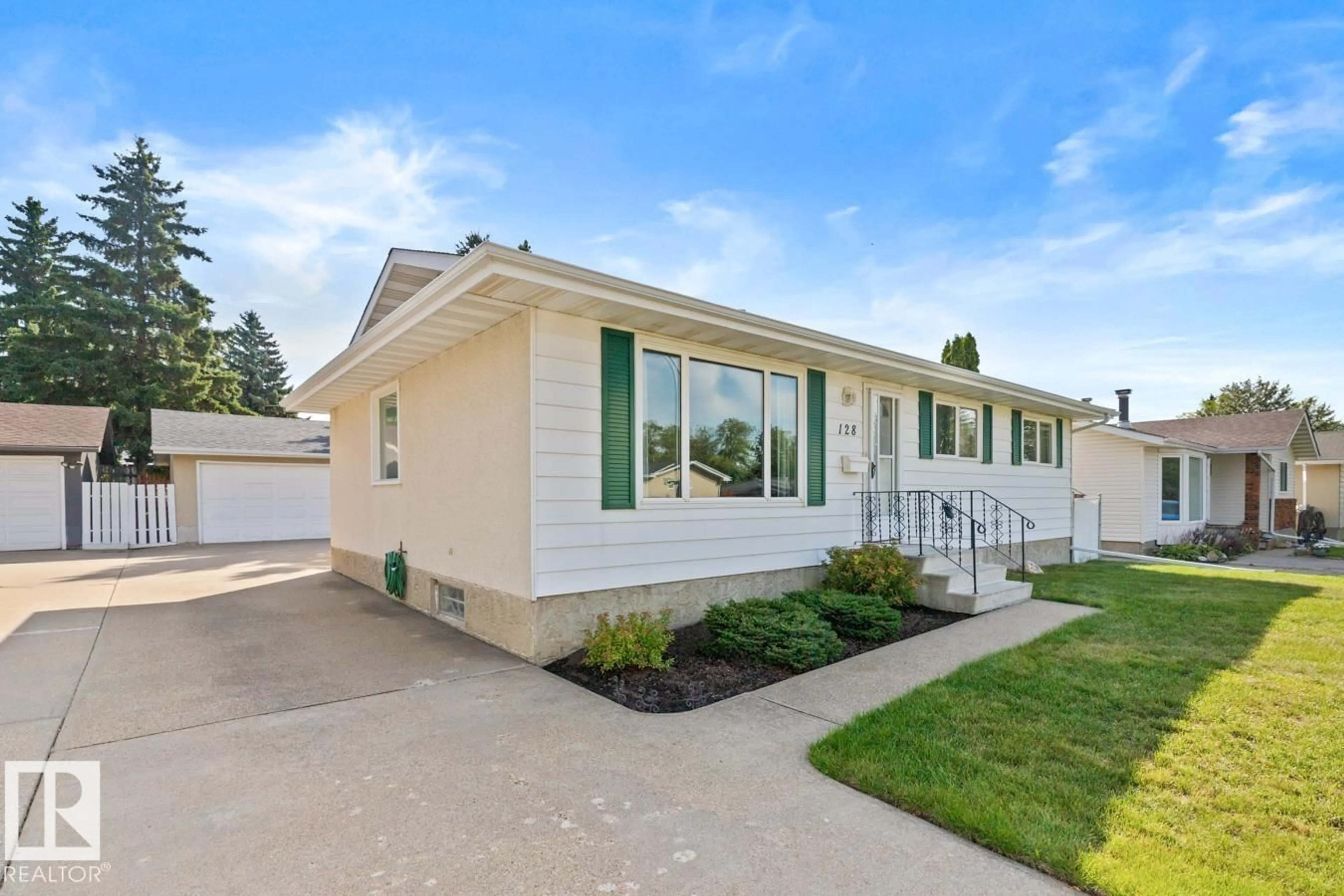 Home with vinyl exterior material, street for 128 GEORGIAN WY, Sherwood Park Alberta T8A2W2
