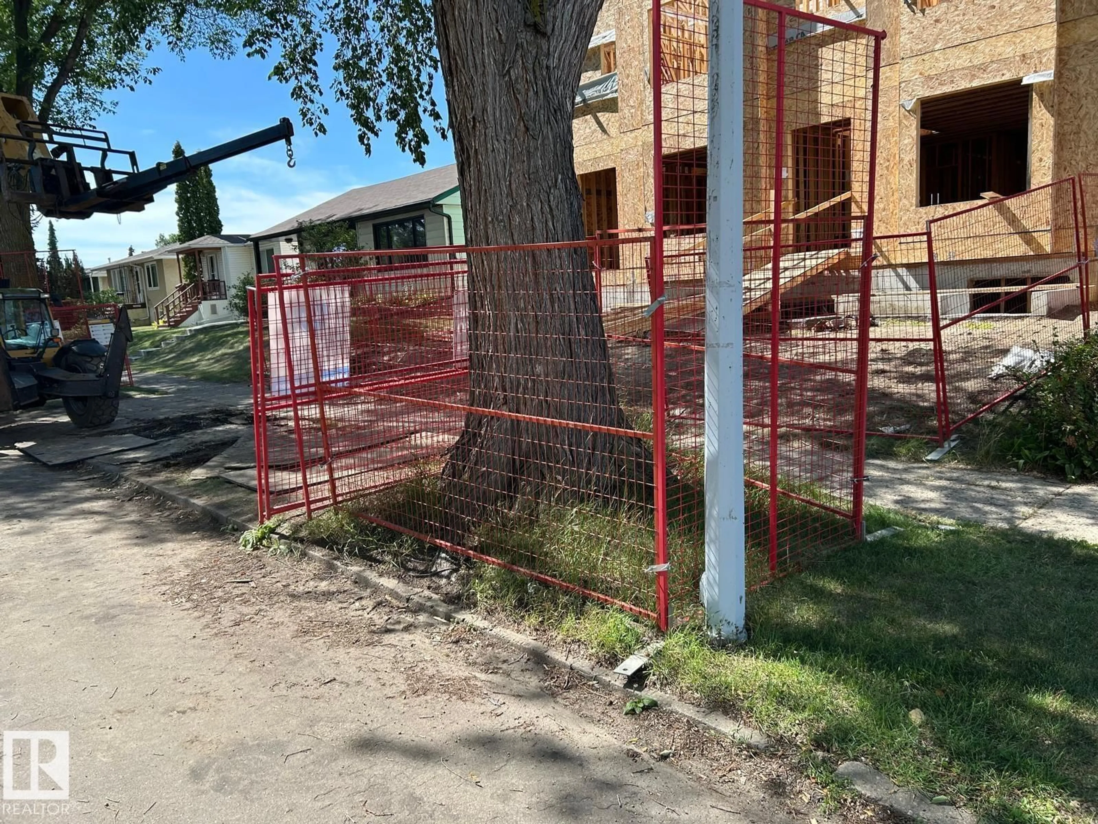 A pic from outside/outdoor area/front of a property/back of a property/a pic from drone, street for NW - 10648 79 ST, Edmonton Alberta T6H3H4