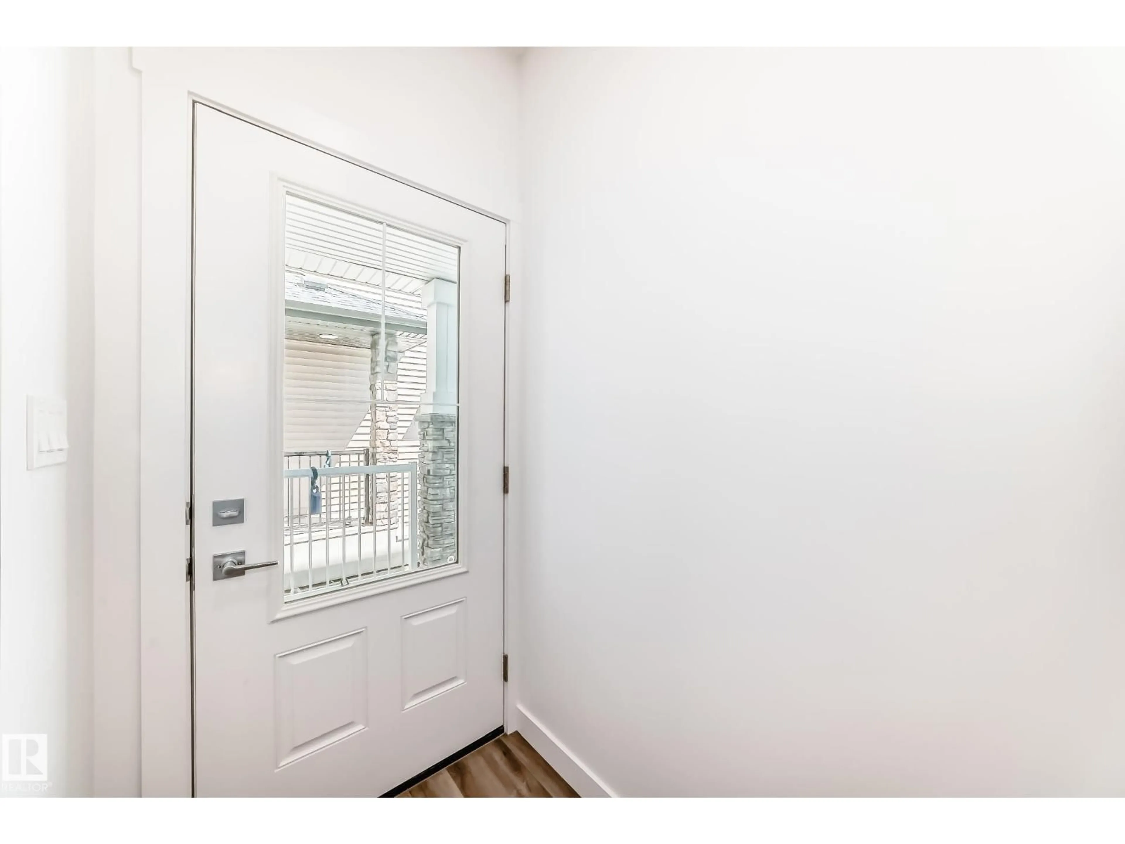 Indoor entryway for 631 KINGLET BV, Edmonton Alberta T5S0S8