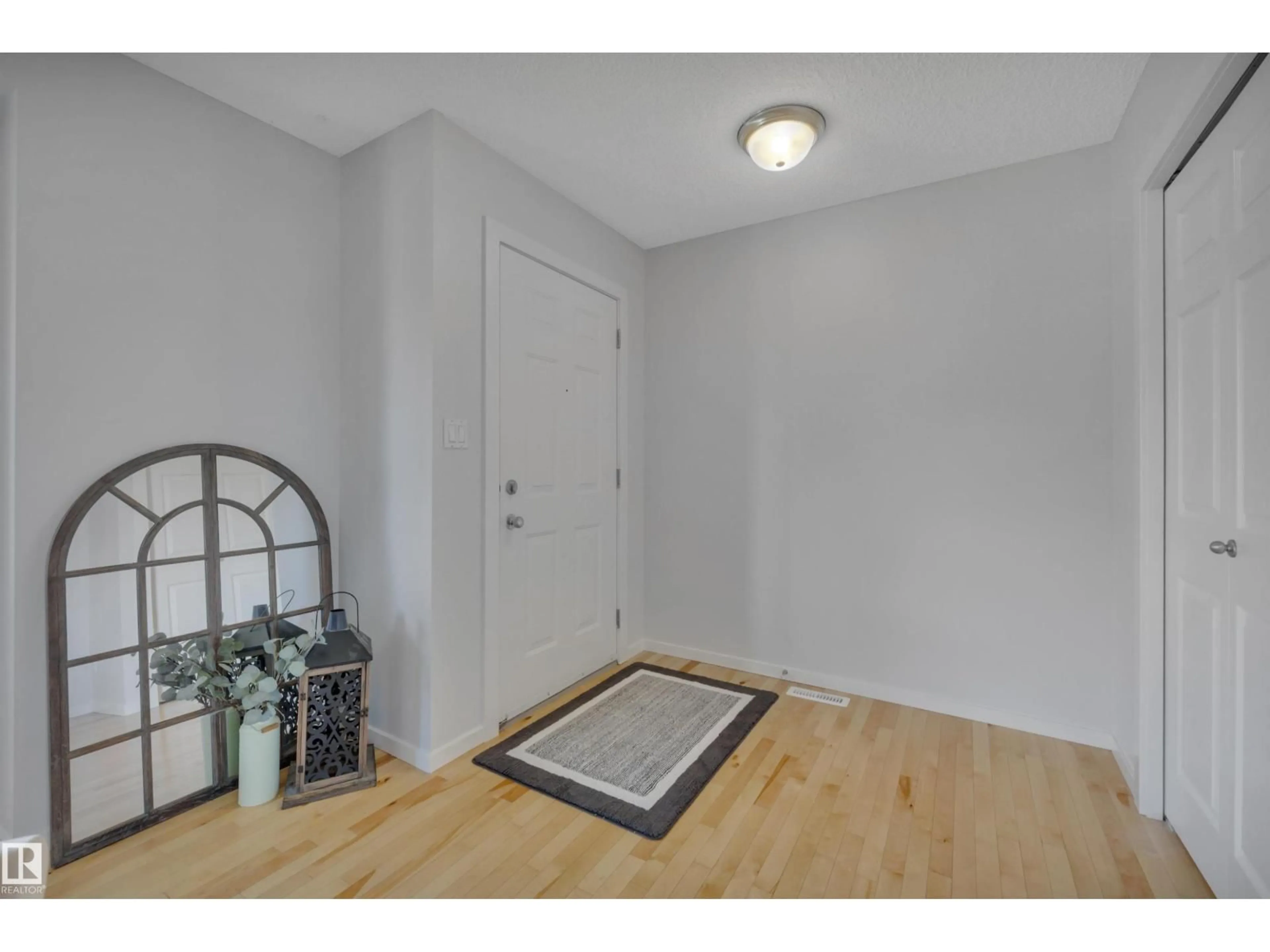 Indoor entryway for 722 88A ST, Edmonton Alberta T6X1C4