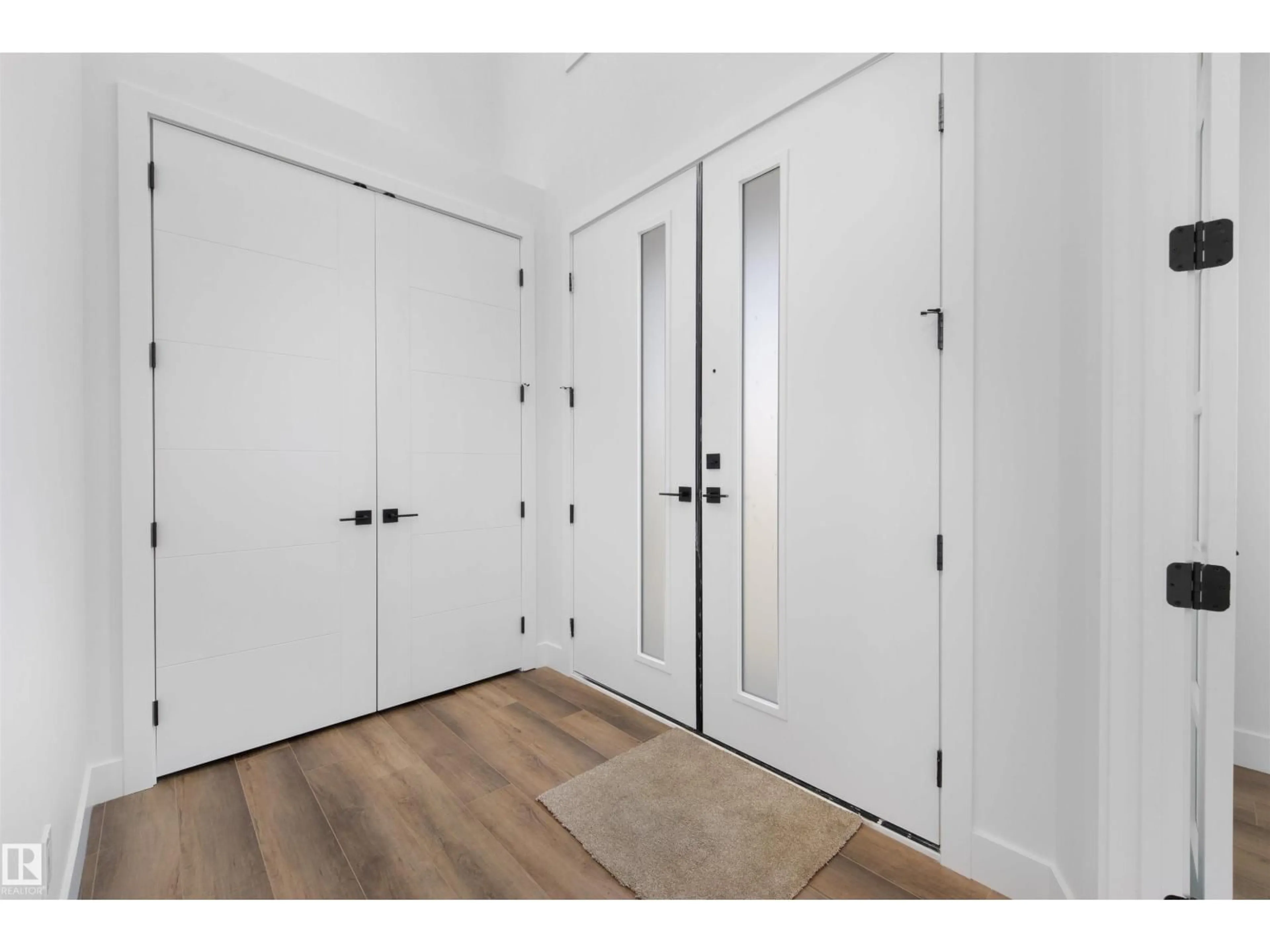 Indoor entryway for 10725 65 ST, Edmonton Alberta T6A2P3