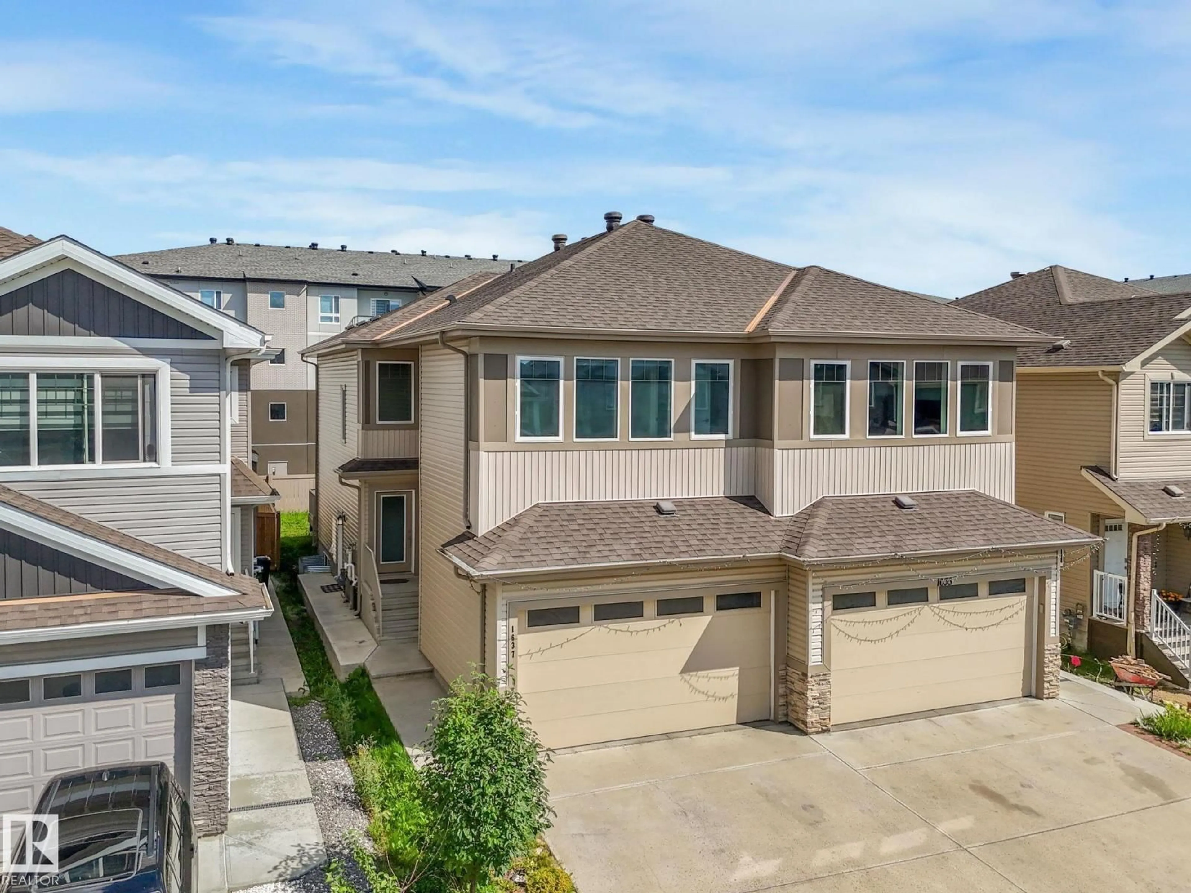 A pic from outside/outdoor area/front of a property/back of a property/a pic from drone, street for NW - 1637 25 ST, Edmonton Alberta T6T2H6