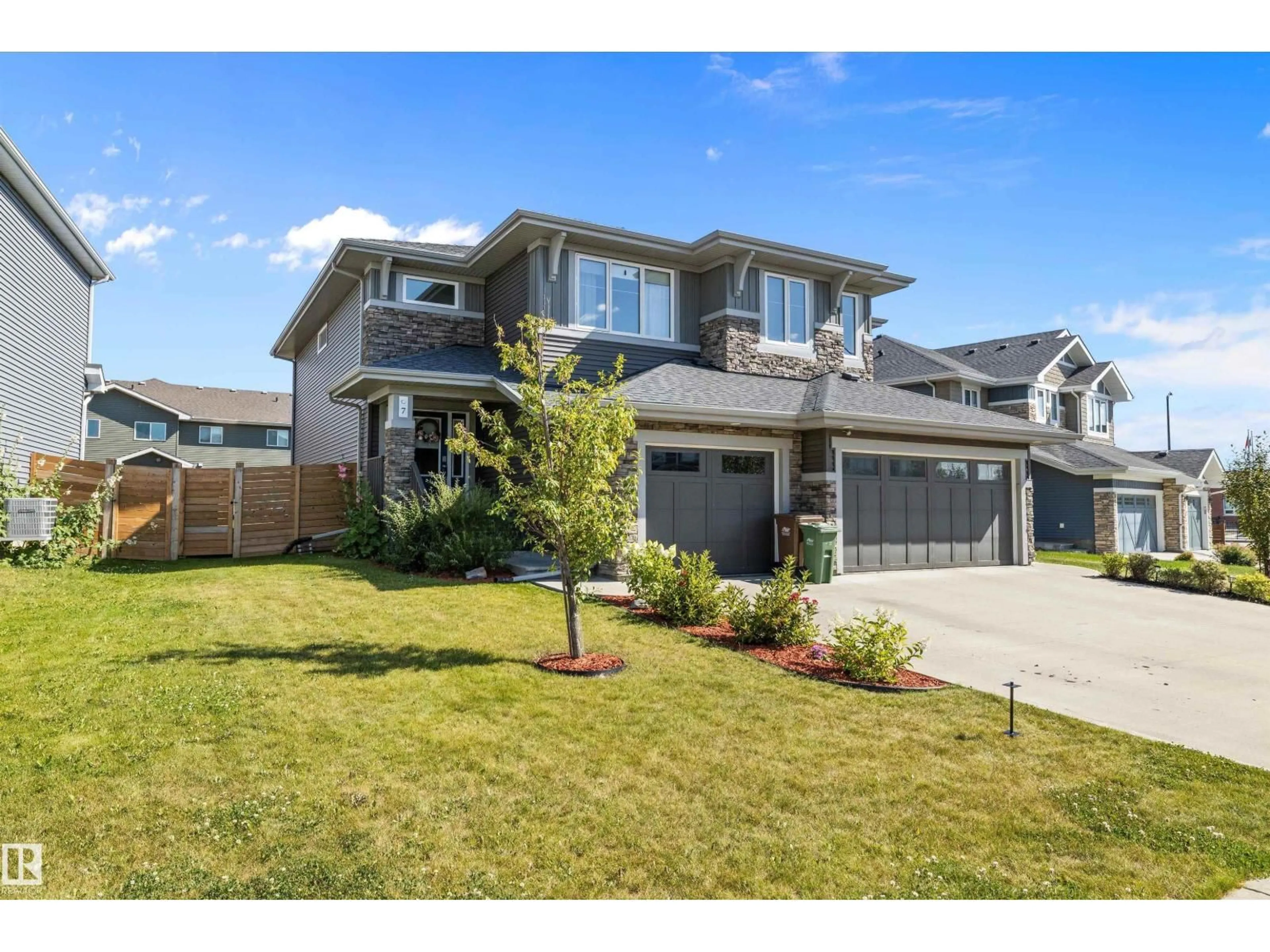 Home with vinyl exterior material, street for 7 JAMES CR, St. Albert Alberta T8N7S6