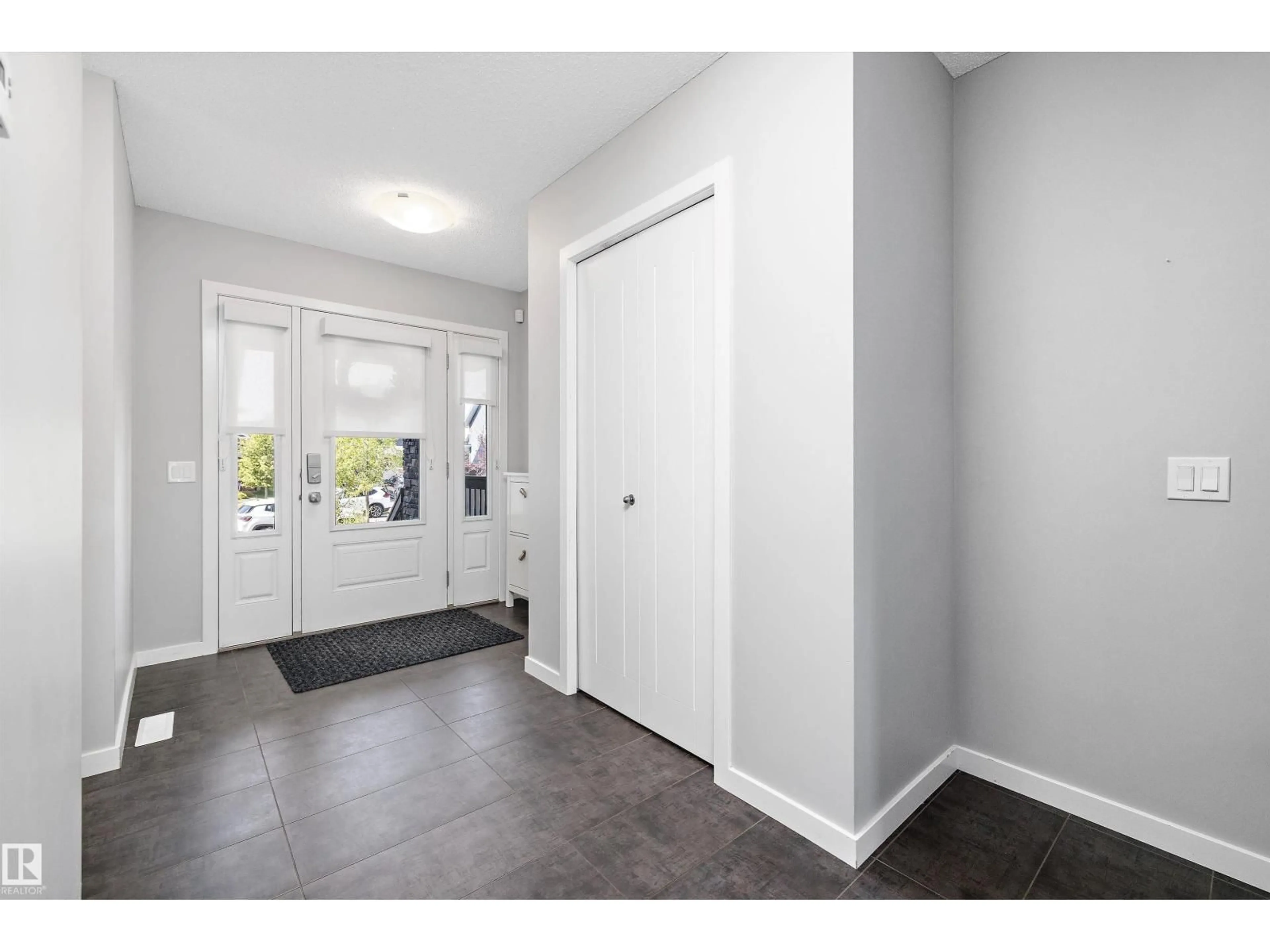 Indoor entryway for 7 JAMES CR, St. Albert Alberta T8N7S6