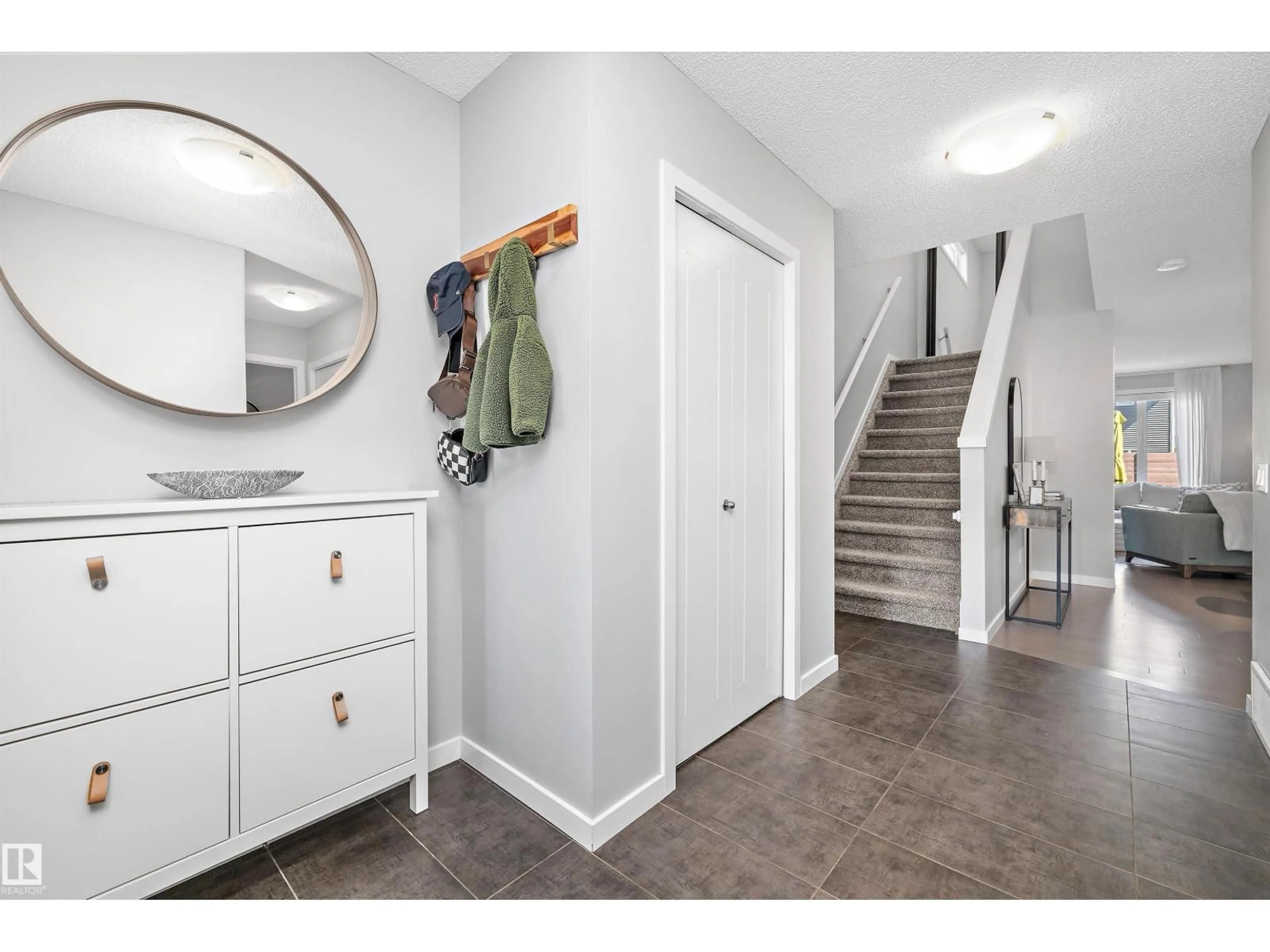 Indoor entryway for 7 JAMES CR, St. Albert Alberta T8N7S6