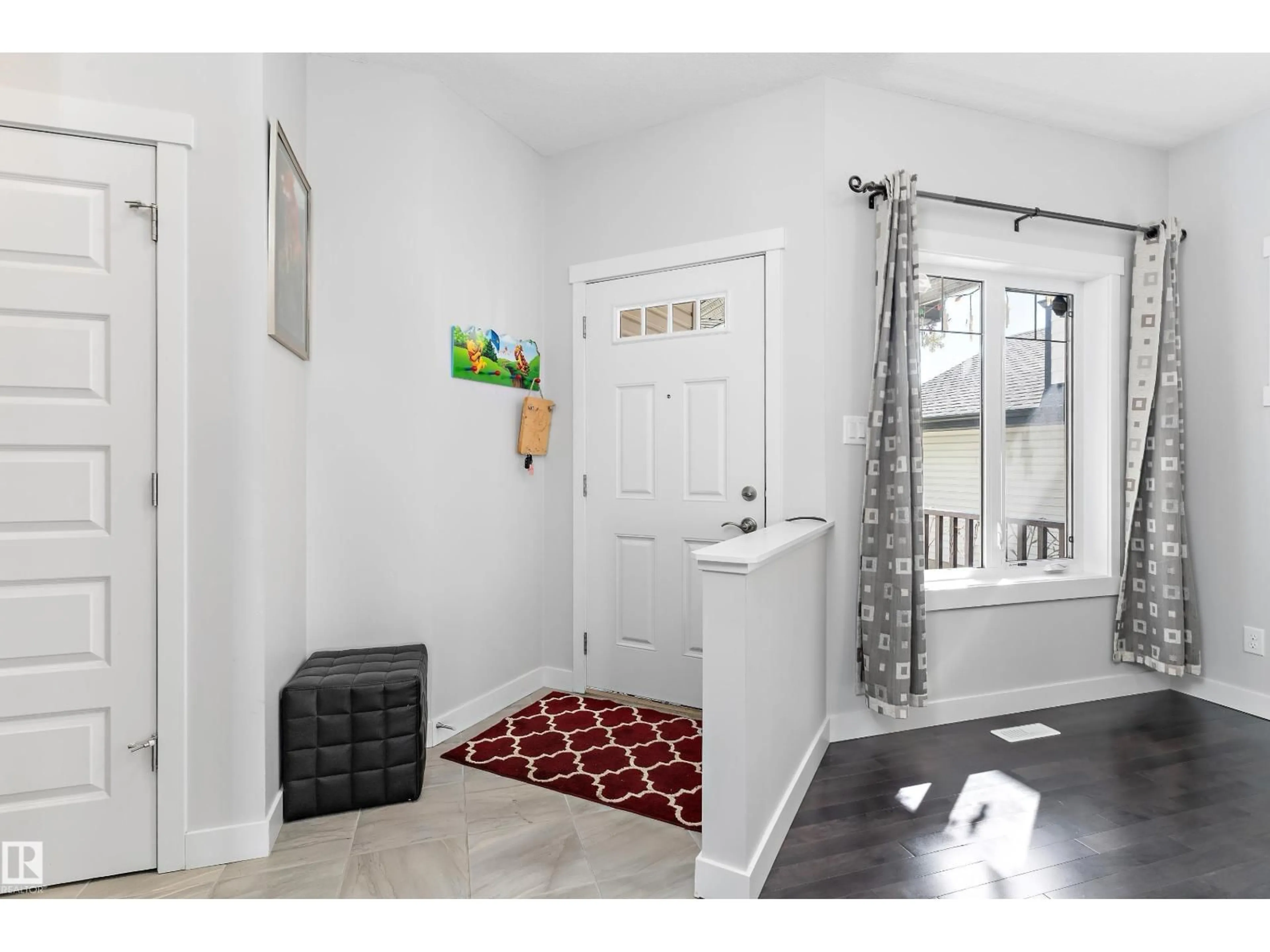 Indoor entryway for 20620 97 AV, Edmonton Alberta T5T4V5