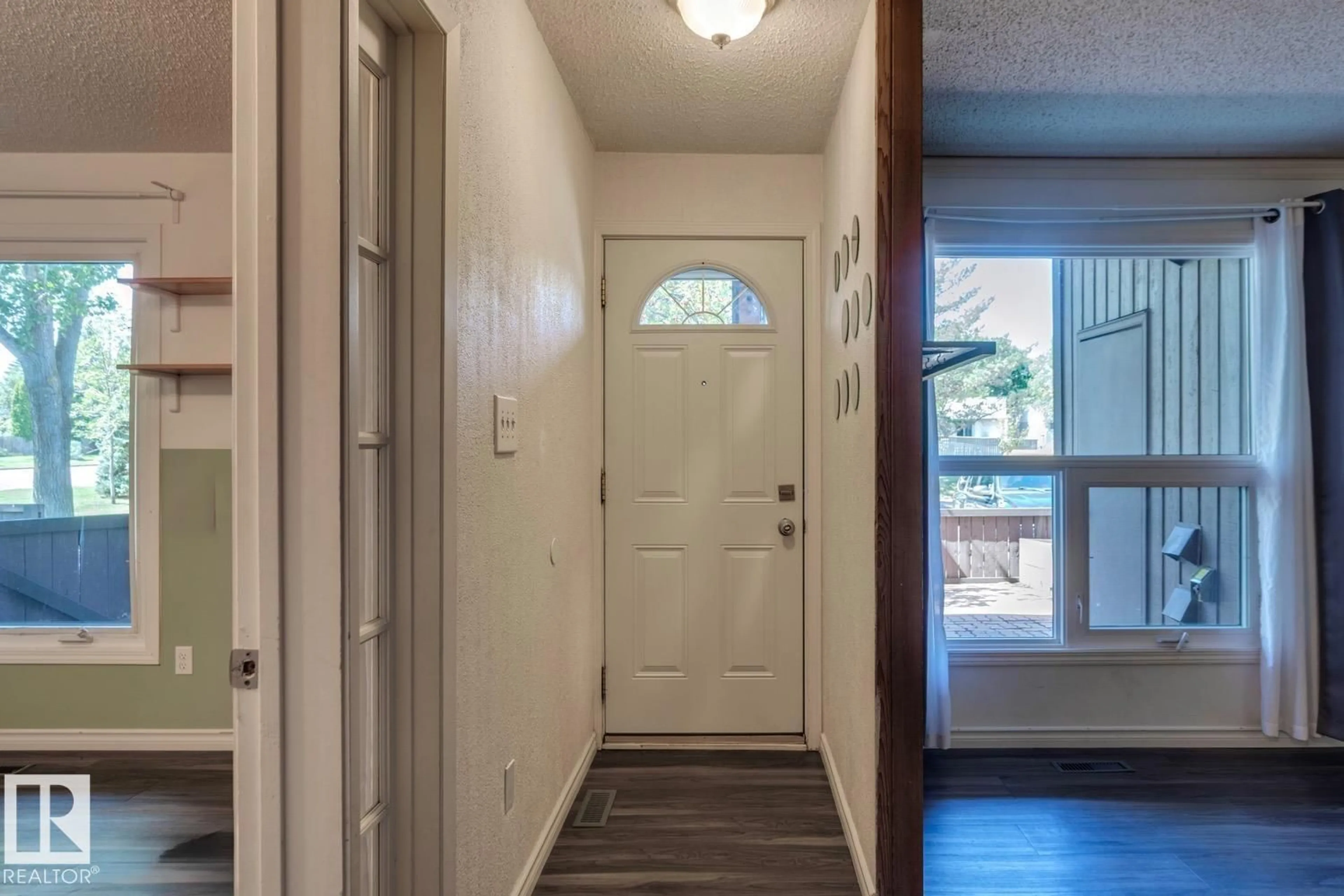 Indoor entryway for 206 SURREY GARDENS GD, Edmonton Alberta T5T1Z3