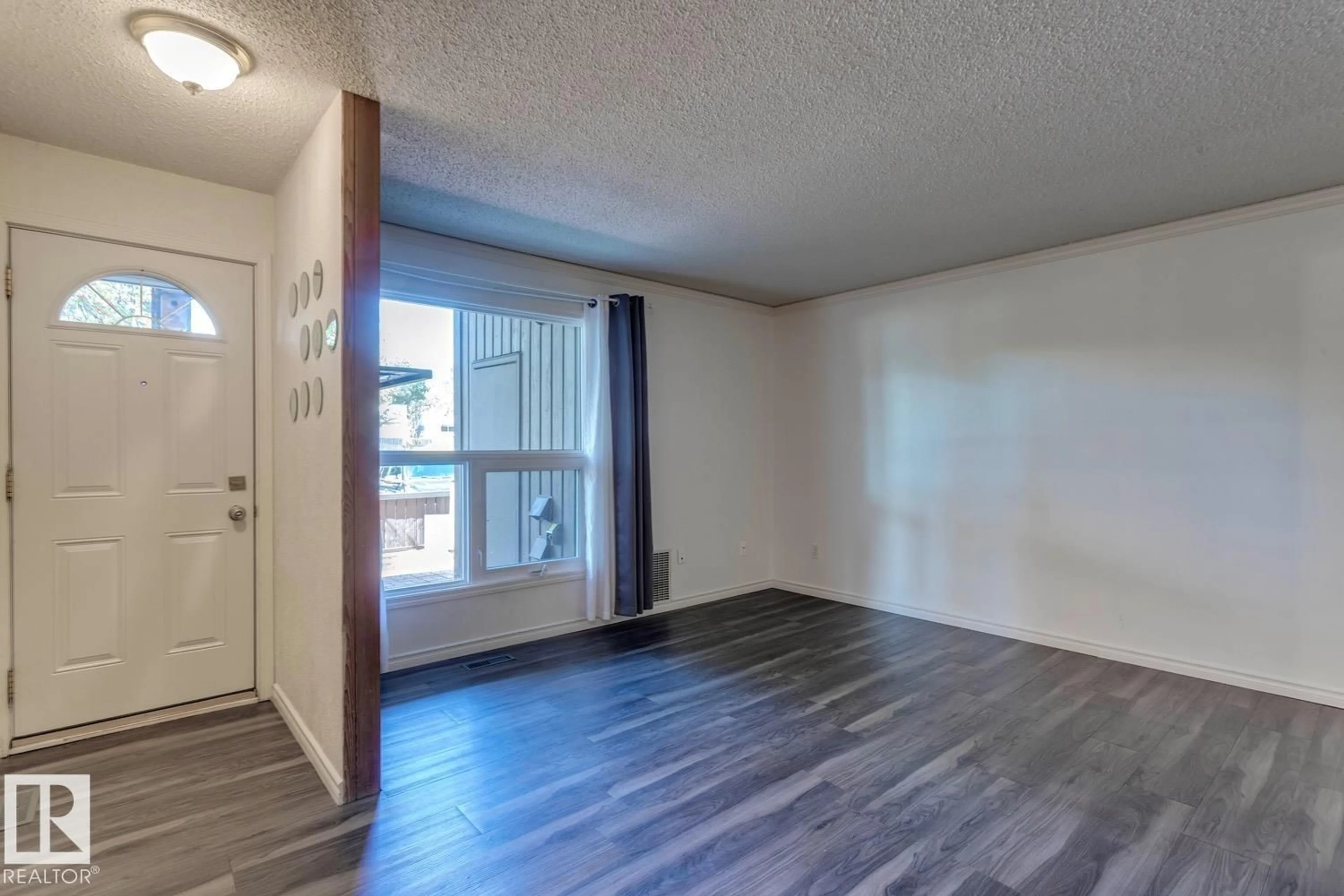 A pic of a room for 206 SURREY GARDENS GD, Edmonton Alberta T5T1Z3