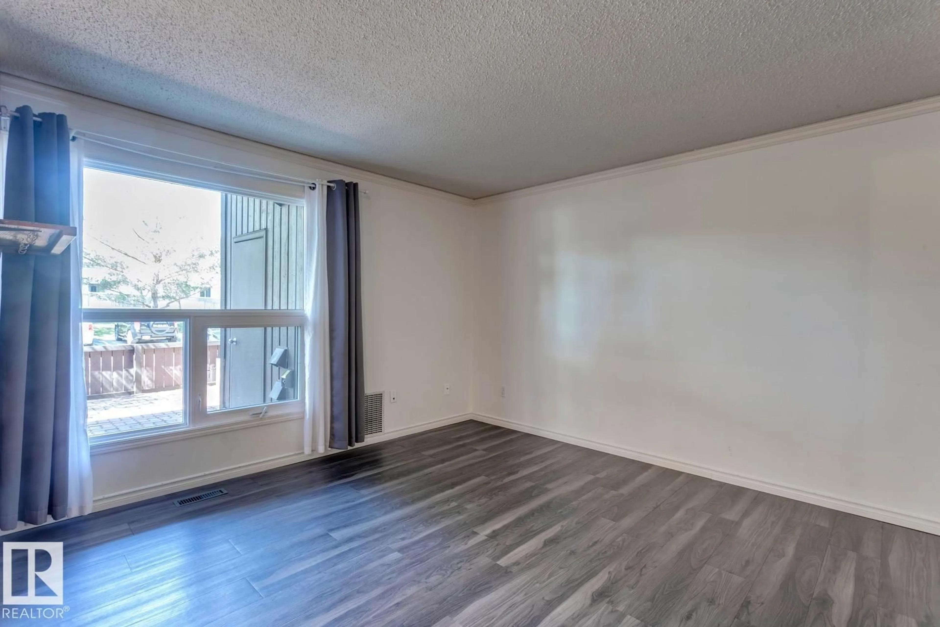 A pic of a room for 206 SURREY GARDENS GD, Edmonton Alberta T5T1Z3