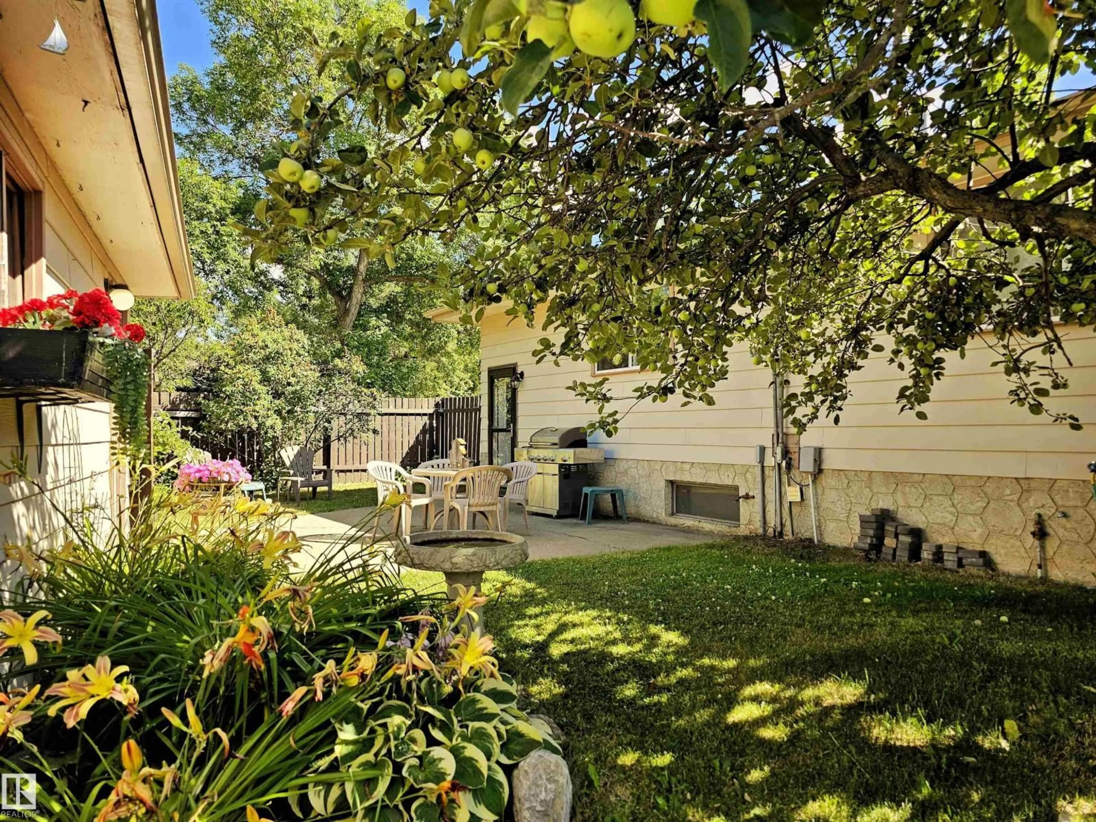 Patio, street for 32 GATEWOOD AV, St. Albert Alberta T8N0Z9