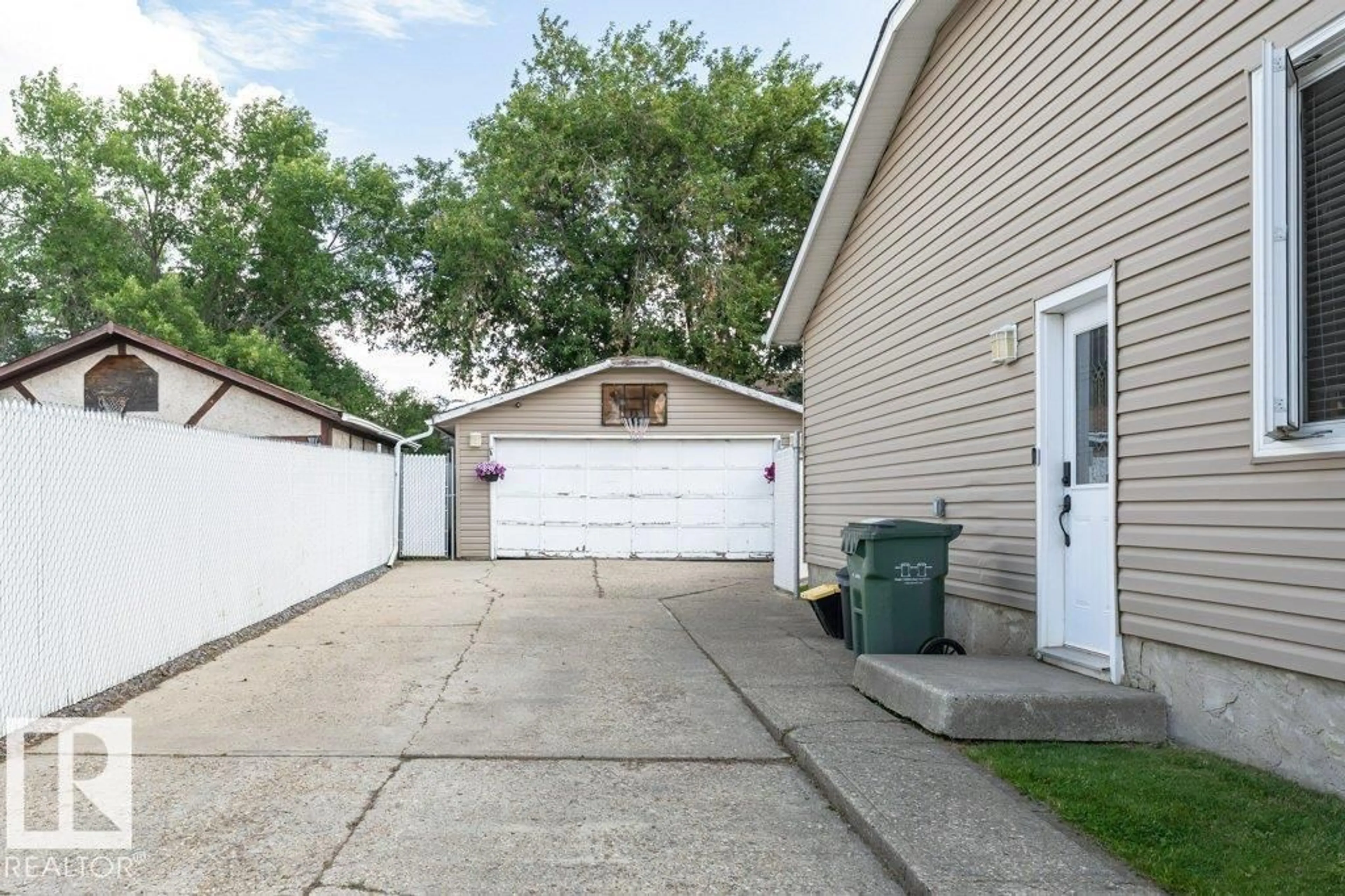 Indoor garage for 3405 39 ST, Leduc Alberta T9E6E4