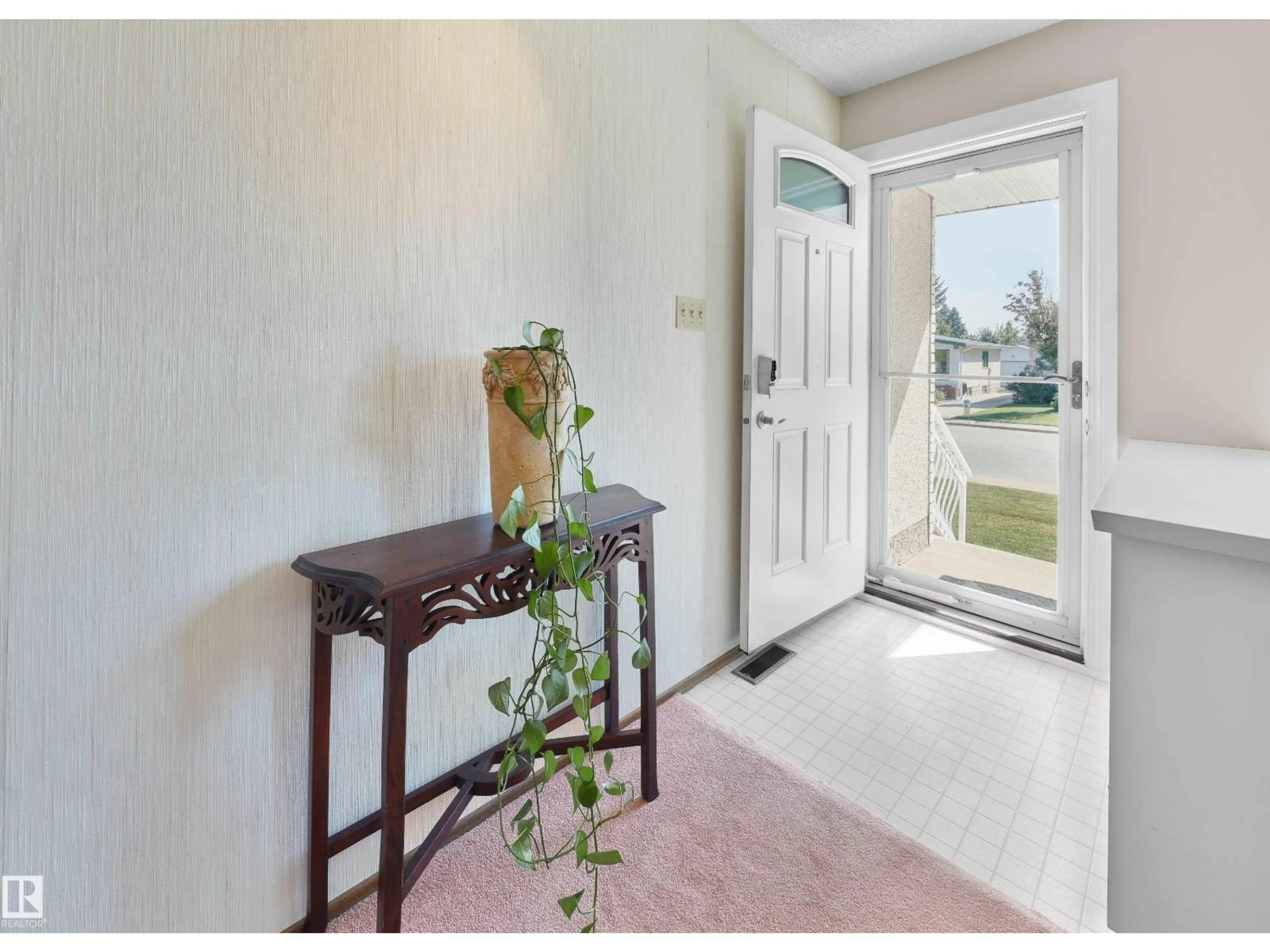 Indoor entryway for NW - 4108 108 ST, Edmonton Alberta T6J2R6