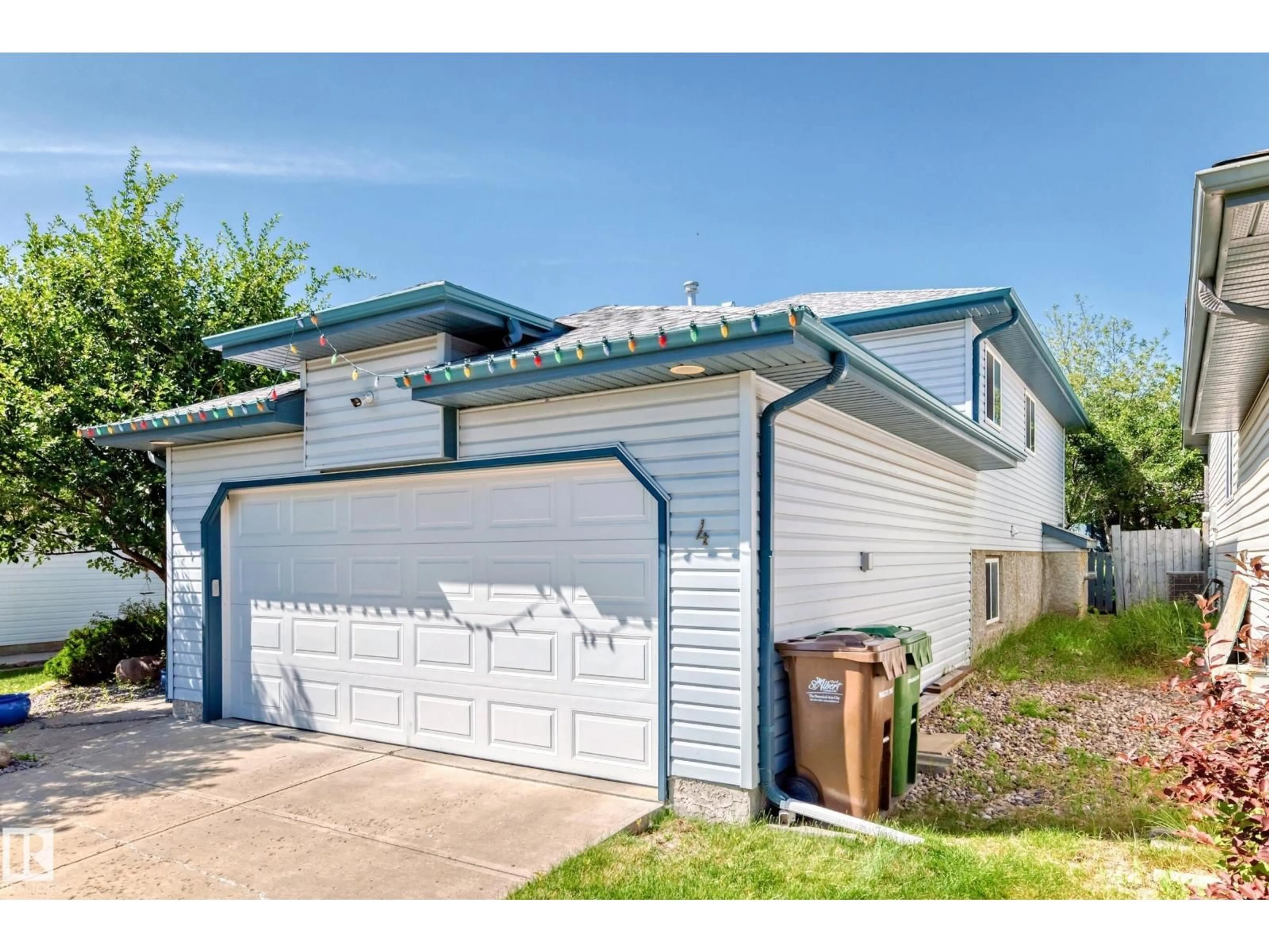 Home with vinyl exterior material, street for 4 HOLLY PL, St. Albert Alberta T8N6W7