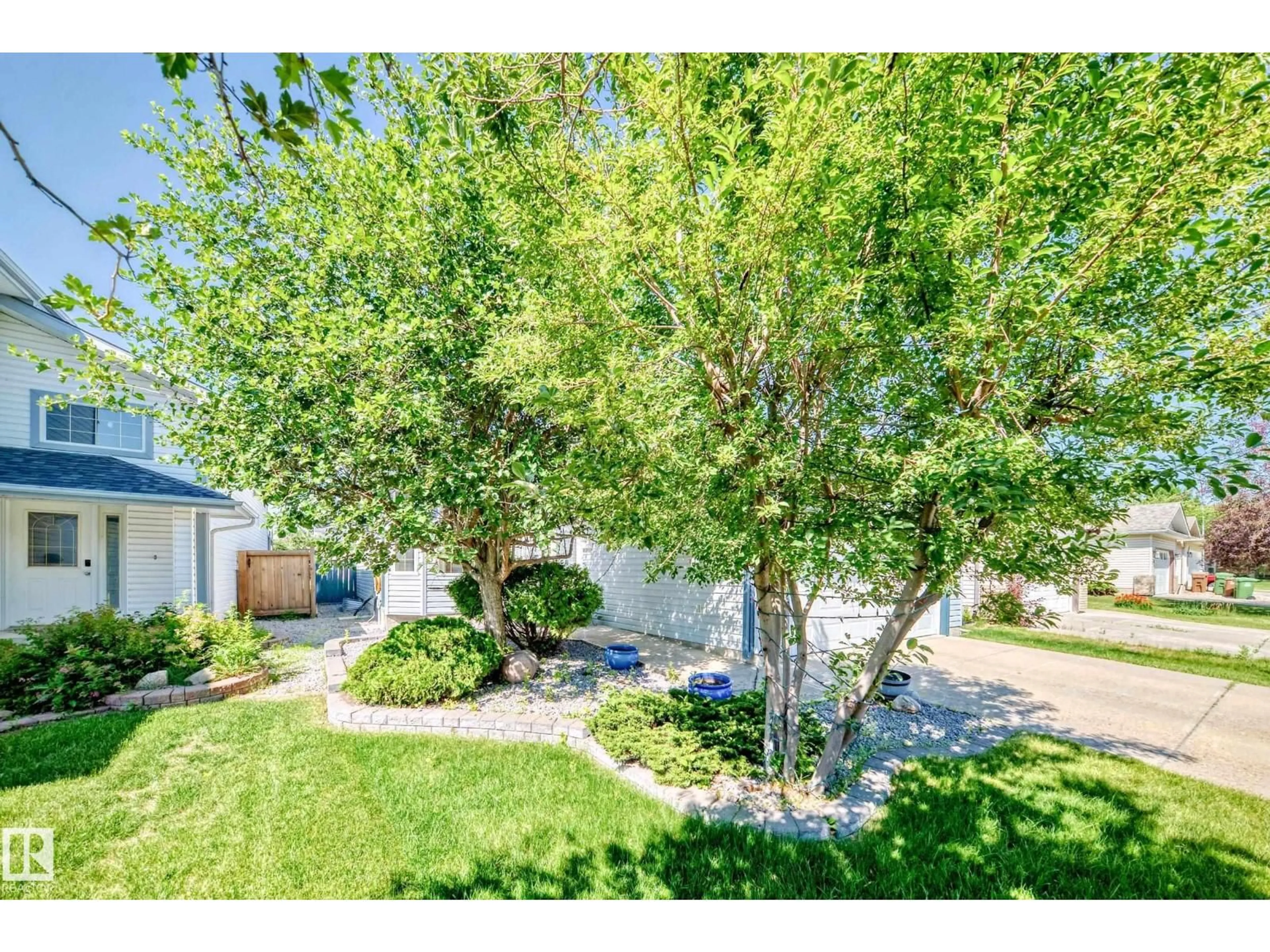 A pic from outside/outdoor area/front of a property/back of a property/a pic from drone, street for 4 HOLLY PL, St. Albert Alberta T8N6W7