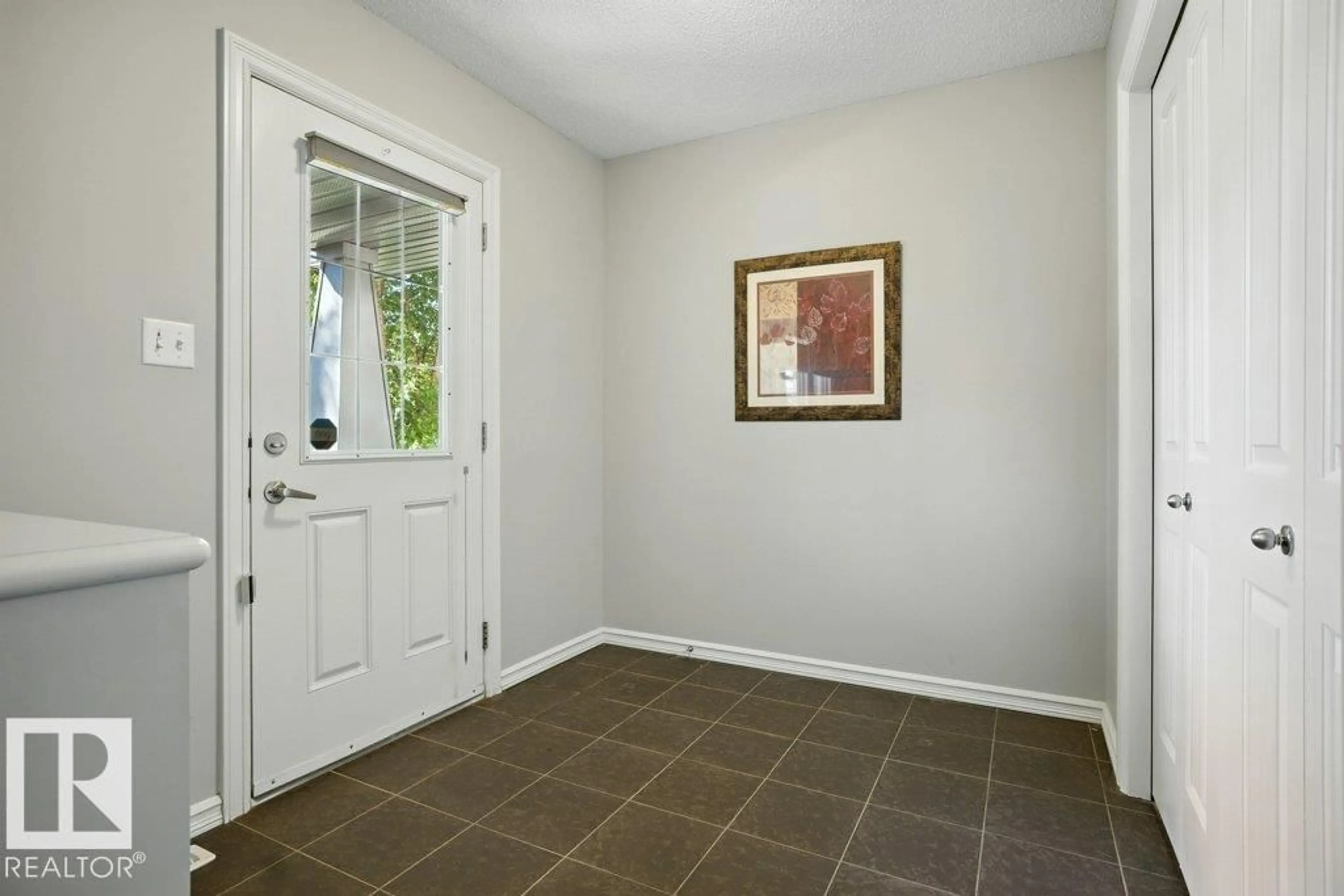 Indoor entryway for 1515 TOWNE CENTRE BV, Edmonton Alberta T6R0P4