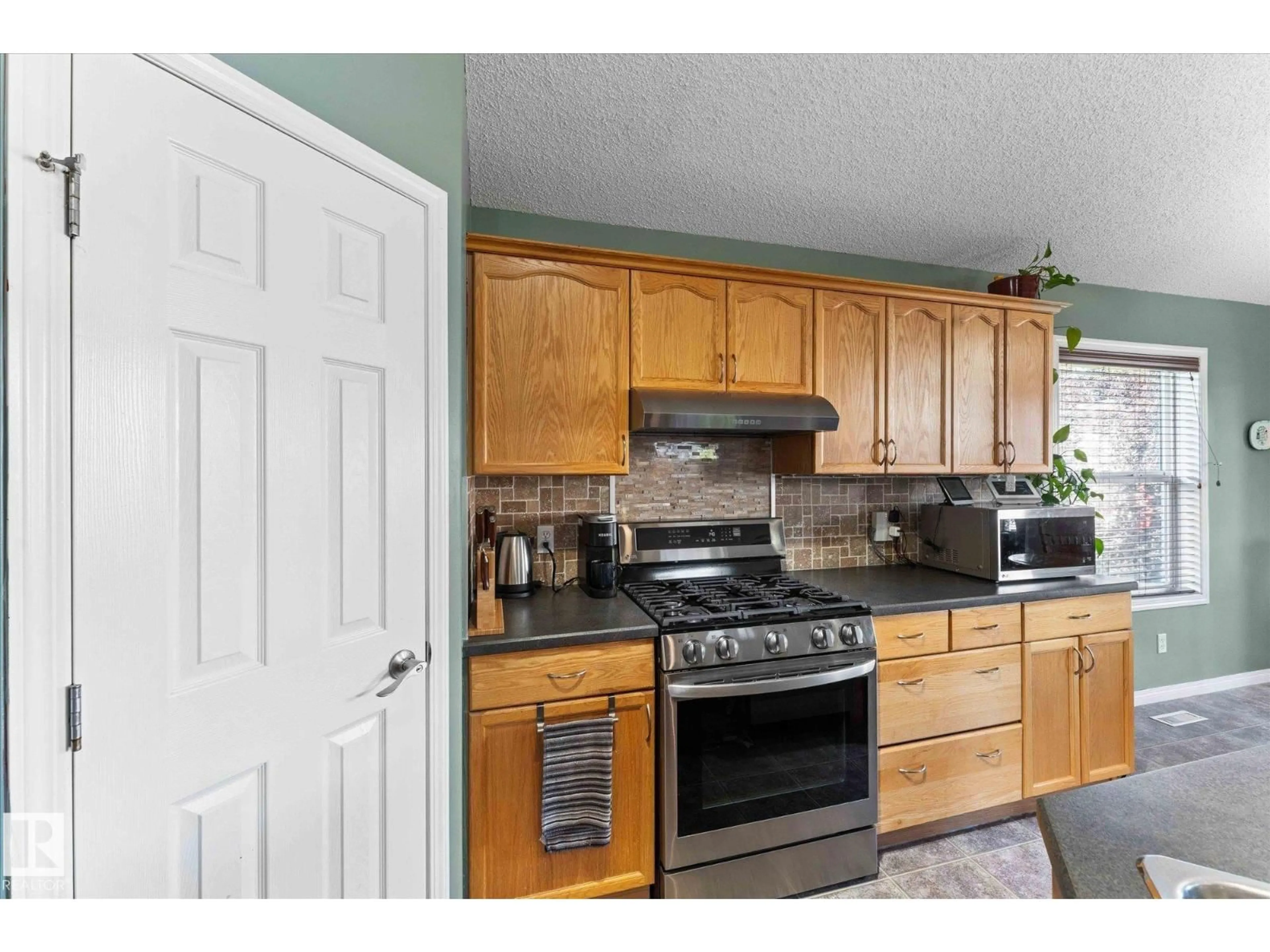 Standard kitchen, unknown for 11 HUNTINGTON BA, Spruce Grove Alberta T7X4K7