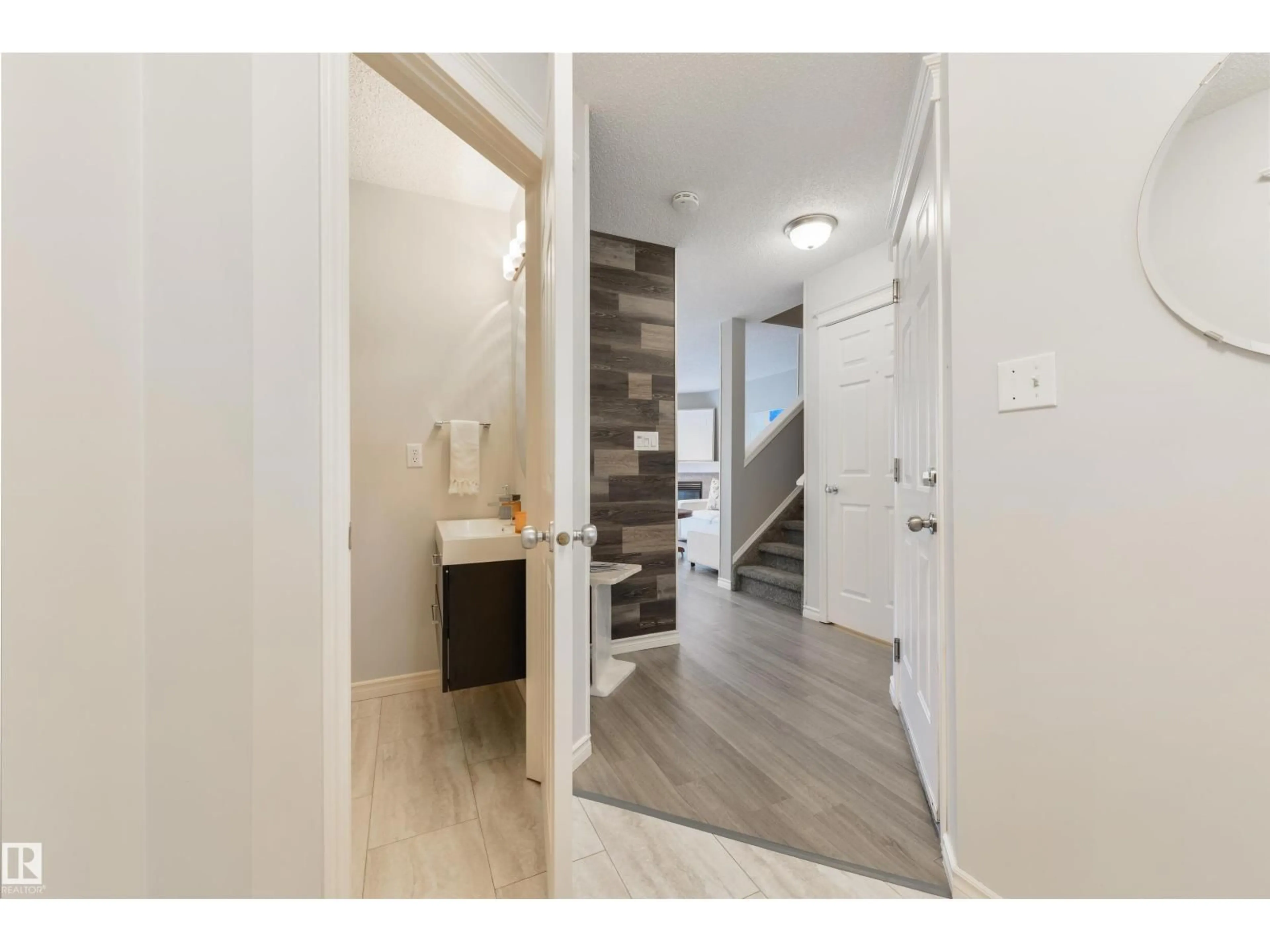 Indoor entryway for #15 - 4350 23 ST, Edmonton Alberta T6T1T8