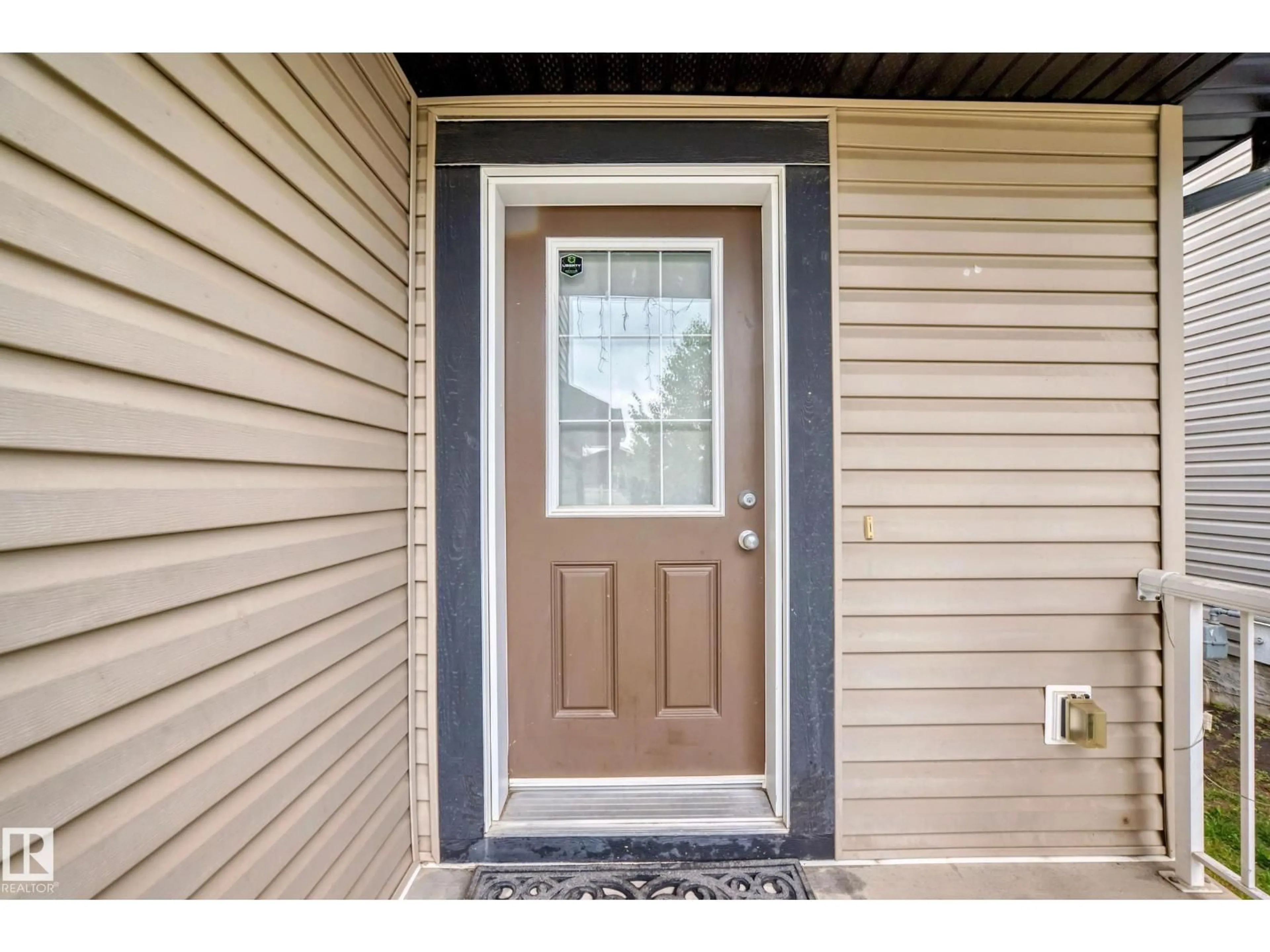 Indoor entryway for 638 42 AV, Edmonton Alberta T6T0W9