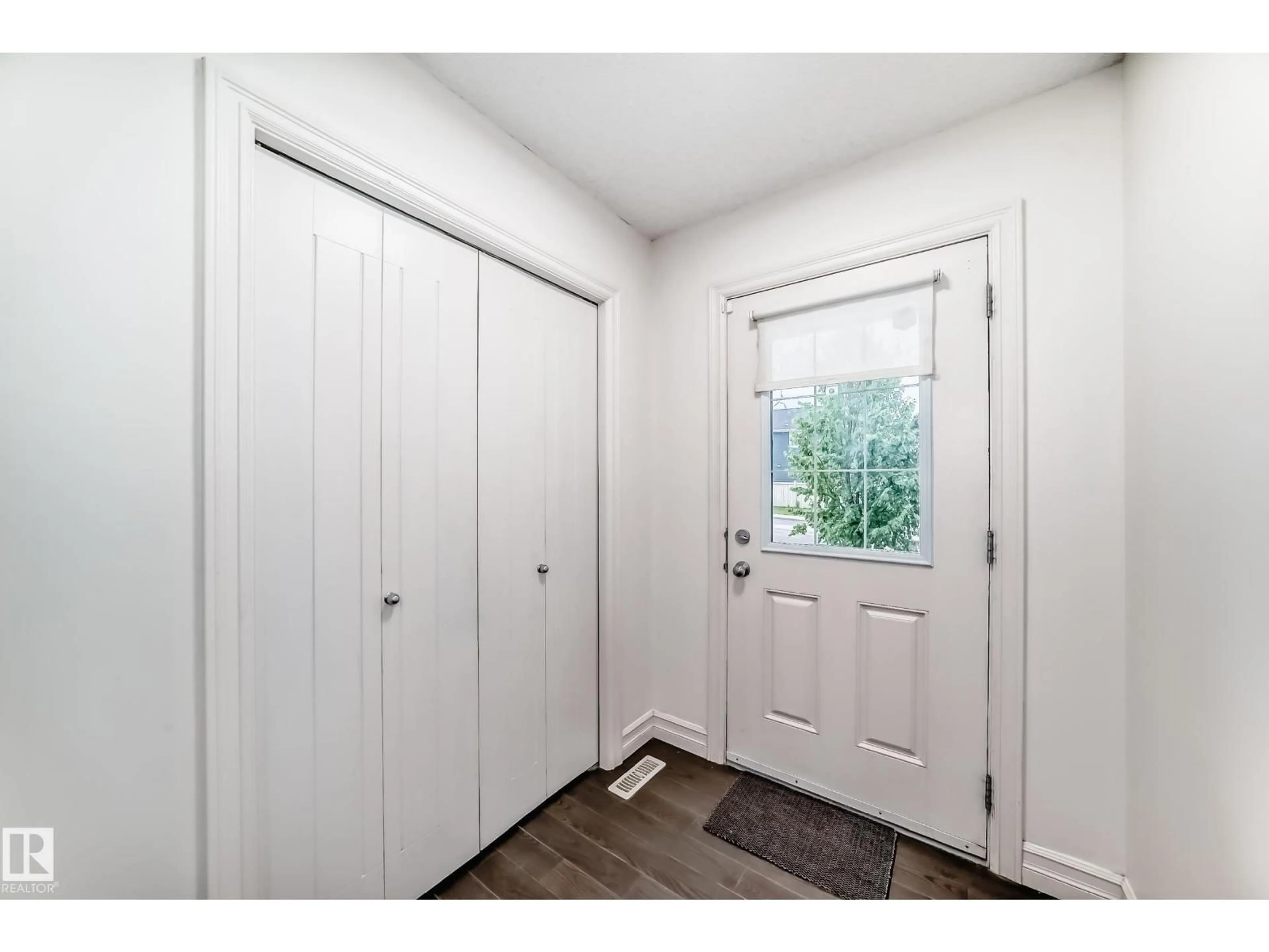 Indoor entryway for 638 42 AV, Edmonton Alberta T6T0W9