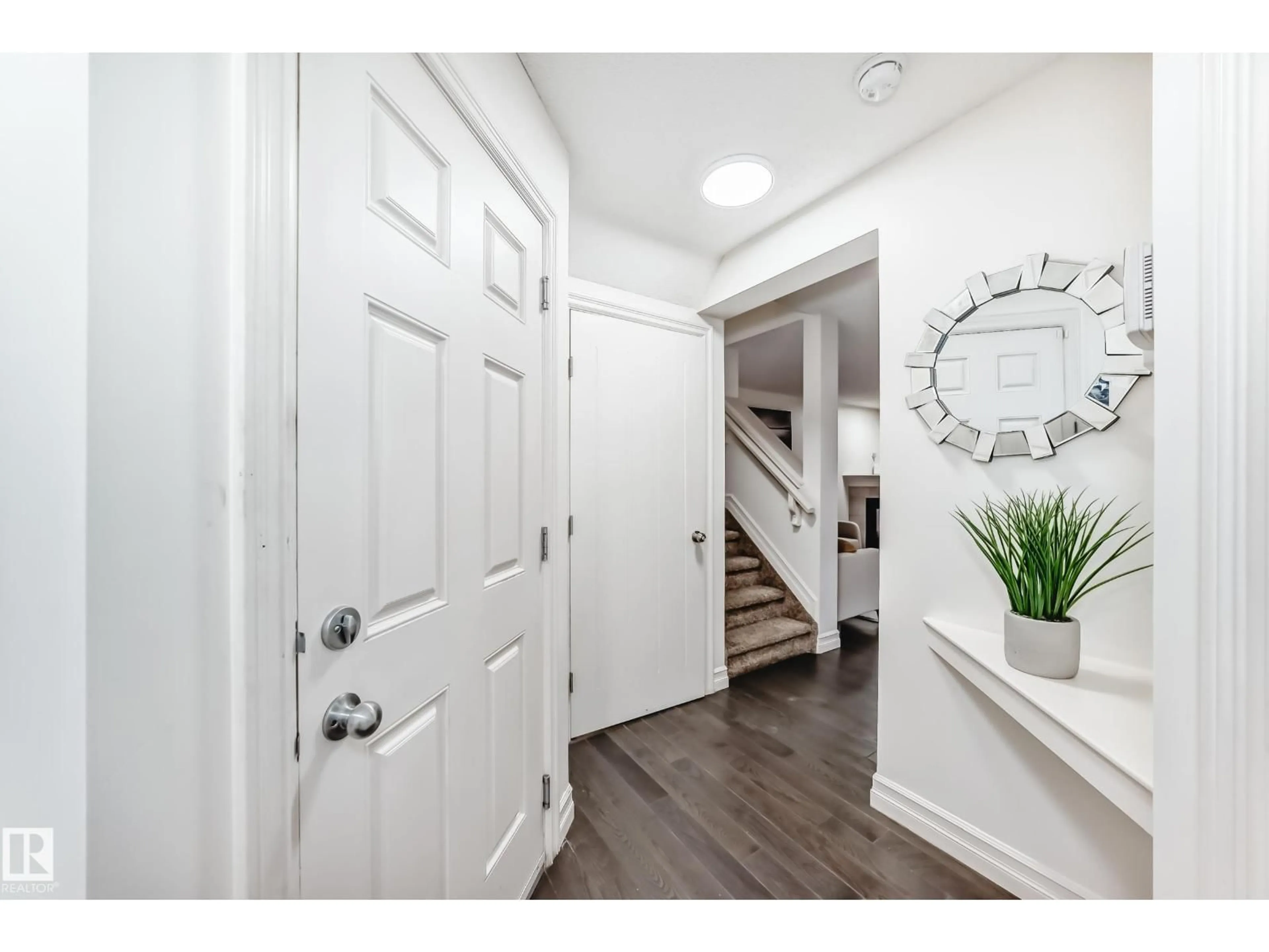 Indoor entryway for 638 42 AV, Edmonton Alberta T6T0W9